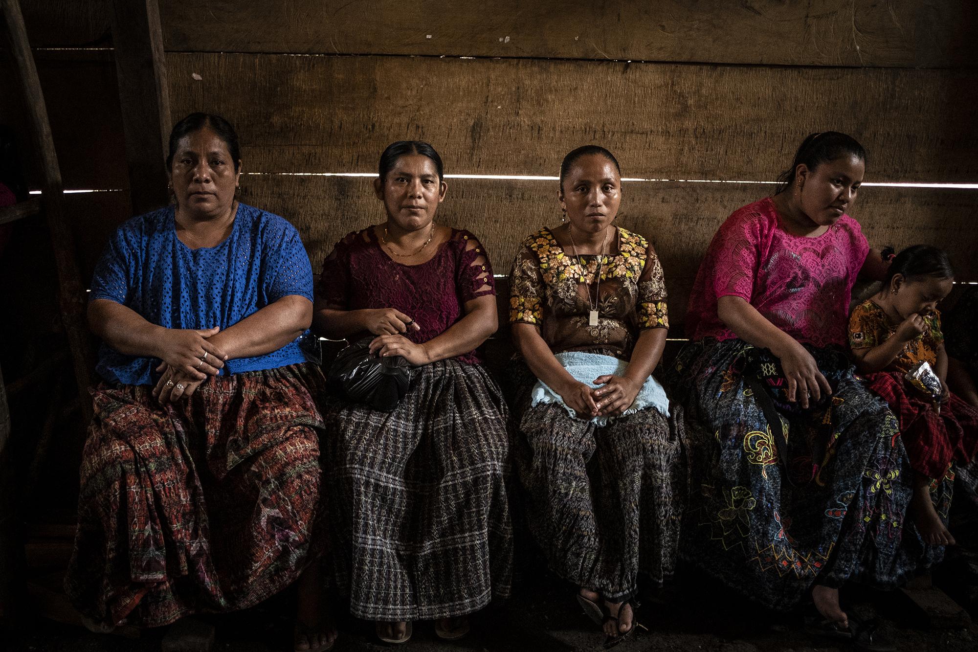 Las lideresas Ana Consuelo Romero, María Magdalena Tiul Paki, Barbina Bacok y María del Carmen Ca Xekal de Fray Bartolomé de las Casas, departamento de Alta Verapaz. Estas mujeres son parte vital de la comunidad porque son las que deciden aspectos relacionados a su vida diaria. Esta foto fue tomada un día antes de la segunda vuelta electoral presidencial en Guatemala, el sábado 10 de agosto de 2019. Las mujeres aquí son parte vital de la sostenibilidad de la comunidad. Por ejemplo, ellas administran un proyecto de filtros de agua que llevó una organización llamada Sagrada Tierra. Tal es su protagonismo que los políticos las buscan a ellas para conregar a la gente del pueblo. Foto: Carlos Barrera/El Faro