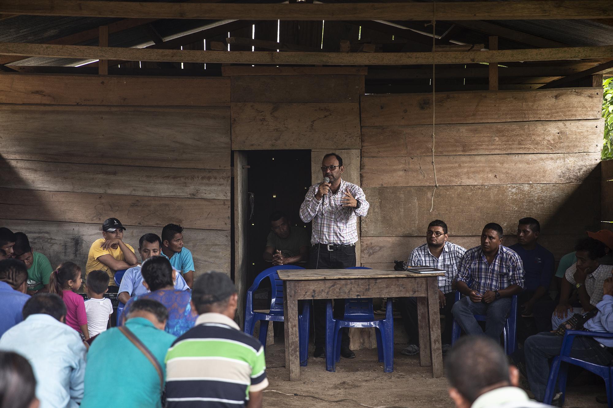 Arnoldo Fontana es el alcalde electo por el partido Victoria en Fray Bartolomé de las Casas, departamento de Alta Verapaz, Guatemala. El sábado 10 de agosto, a un día de las elecciones presidenciales, Fontana visitó la comunidad Secoyou y en idioma q’eqchí, dijo que no había que creer en “falsas promesas” de la Unidad Nacional de la Esperanza (UNE), cuya candidata presidencial es la ex primera dama Sandra Torres. Fontana explicó que Alejandro Giammattei era un empresario como él y que brindarle el apoyo significaría realizar proyectos en “Fray”, como se le llama cariñosamente al municipio. También ofreció carretillas, bombas de agua, tuberías y maíz. Foto: Carlos Barrera/El Faro