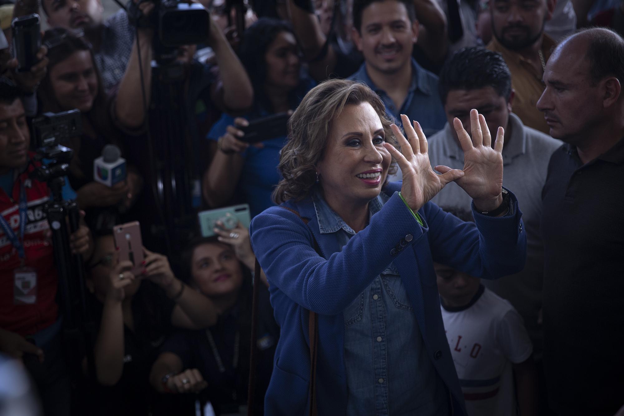 Sandra Torres, candidata presidencial por la UNE, perdió ante Alejandro Giammattei. Ella votó en el colegio Valle Verde en la zona 15 de la ciudad de Guatemala. Fue recibida con algunos aplausos pero también entre abucheos y silbidos de desaprobación. Torres no escuchó nada porque iba rodeada de una nube de periodistas que no la abandonó ni un momento hasta que se retiró en su vehículo. Foto: Carlos Barrera/El Faro