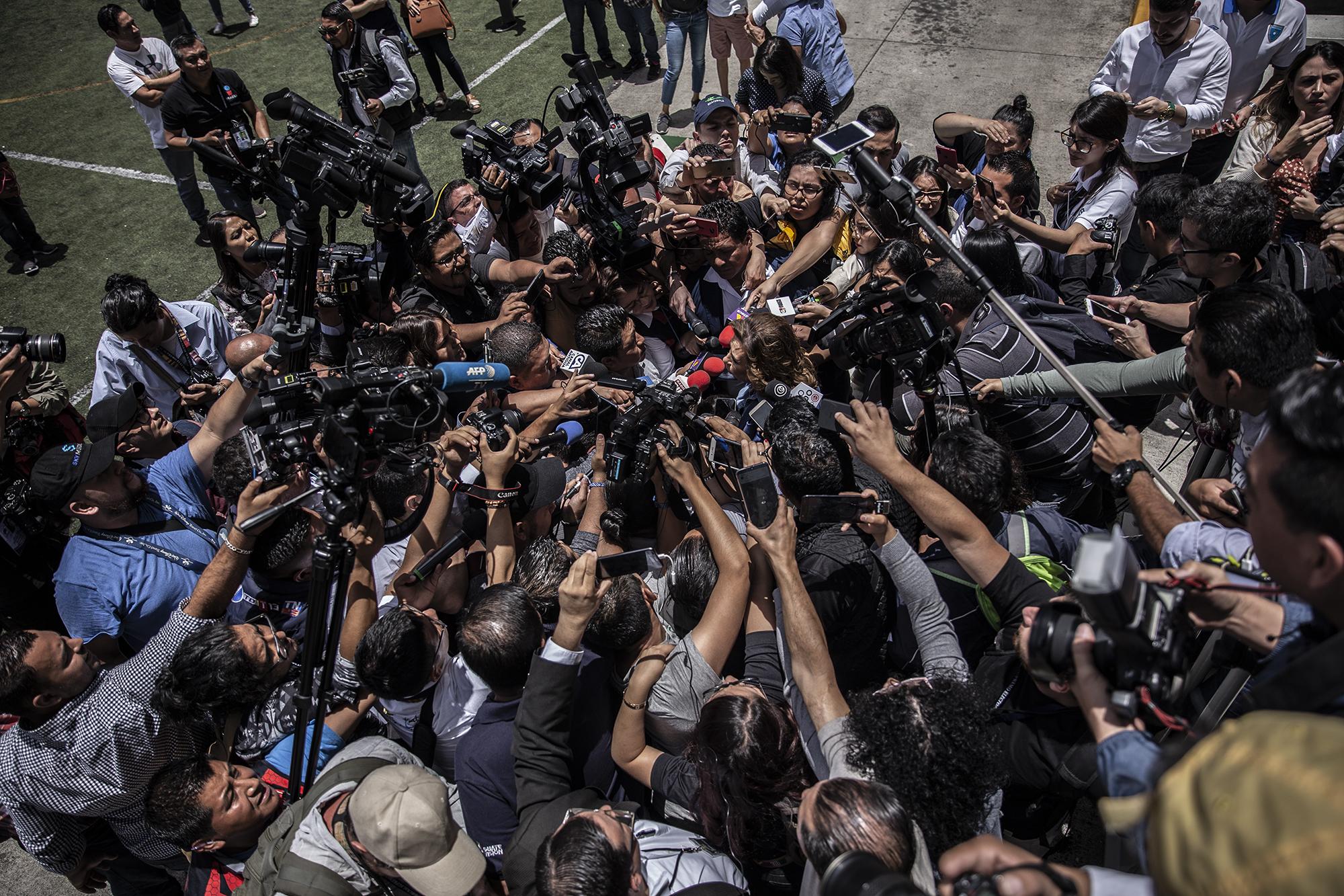 Periodistas se abalanzan sobre Sandra Torres, candidata presidencial de Guatemala, a la salida del centro de votación colegio Valle Verde en la ciudad de Guatemala. Torres perdió la elección. Mostró hostilidad hacia algunos medios de prensa durante la campaña. Pidió a un juez que ordenara a El Periódico que se abstuviera de publicar cualquier contenido relacionado a ella. El juez ordenó la censura pero la acción luego fue revocada. Carlos Barrera/El Faro 