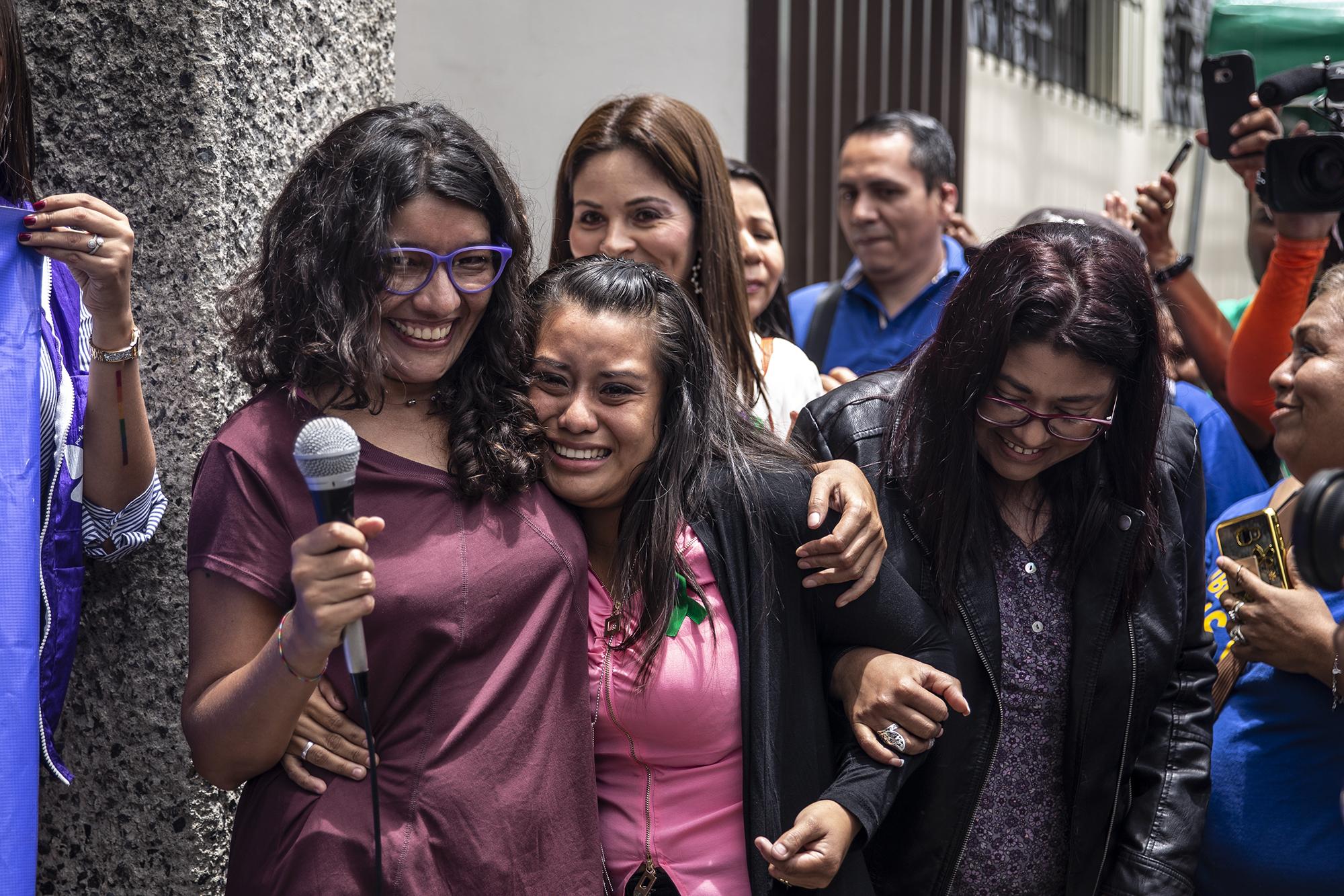 La Fiscalía General de la República pedía una condena de 40 años de prisión por el delito de homicidio para Evelyn Hernández, hoy el juzgado de Sentencia de Cojutepeque declaró su inocencia y fue absuelta de todo cargo. Foto: Carlos Barrera/El Faro  