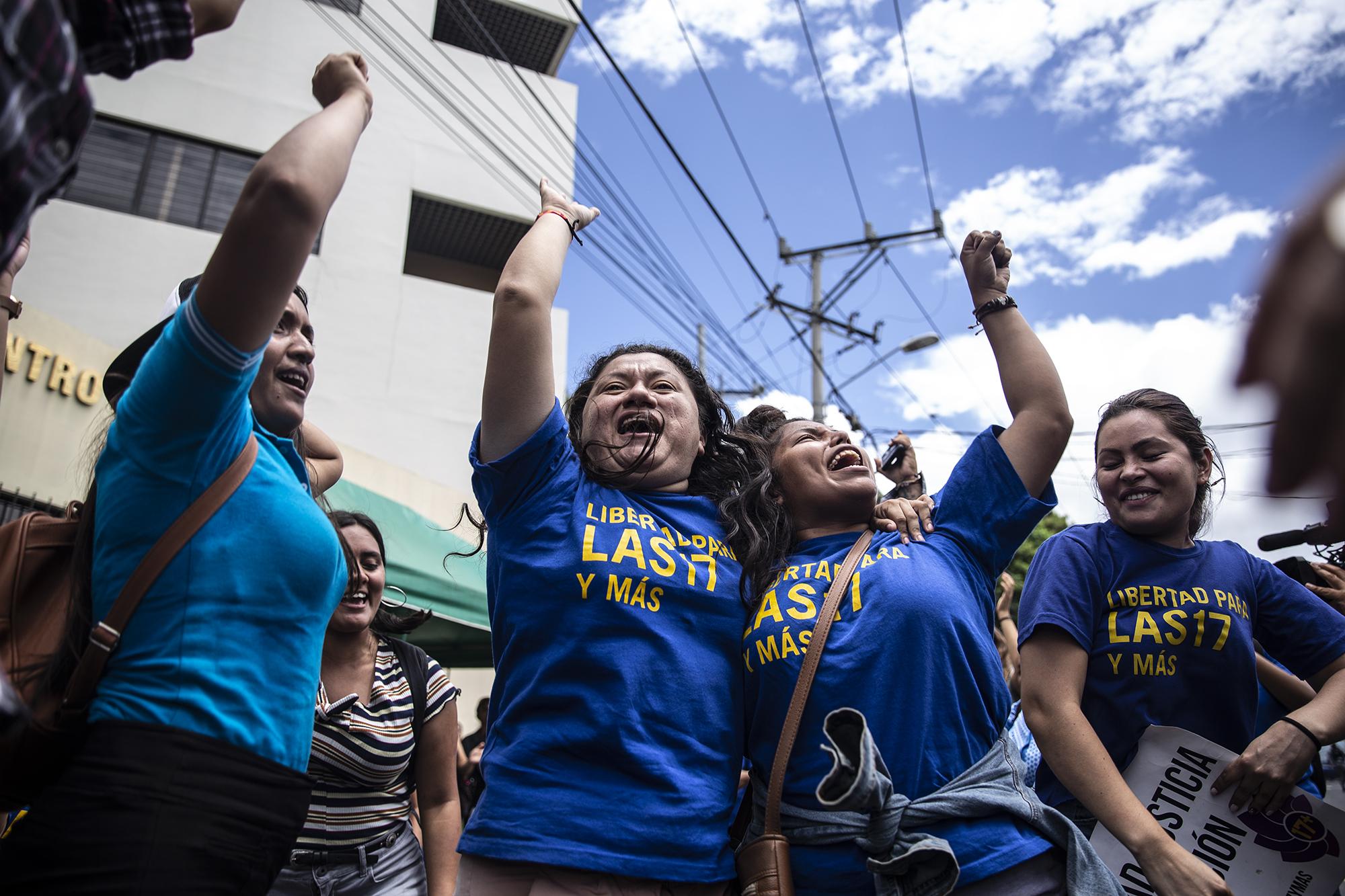 Integrantes de diferentes colectivos feministas celebraron la noticia de la absolución de Evelyn Hernández quien era acusada por el delito de homicidio por parte de la Fiscalia General de la República Foto: Carlos Barrera/El Farro 