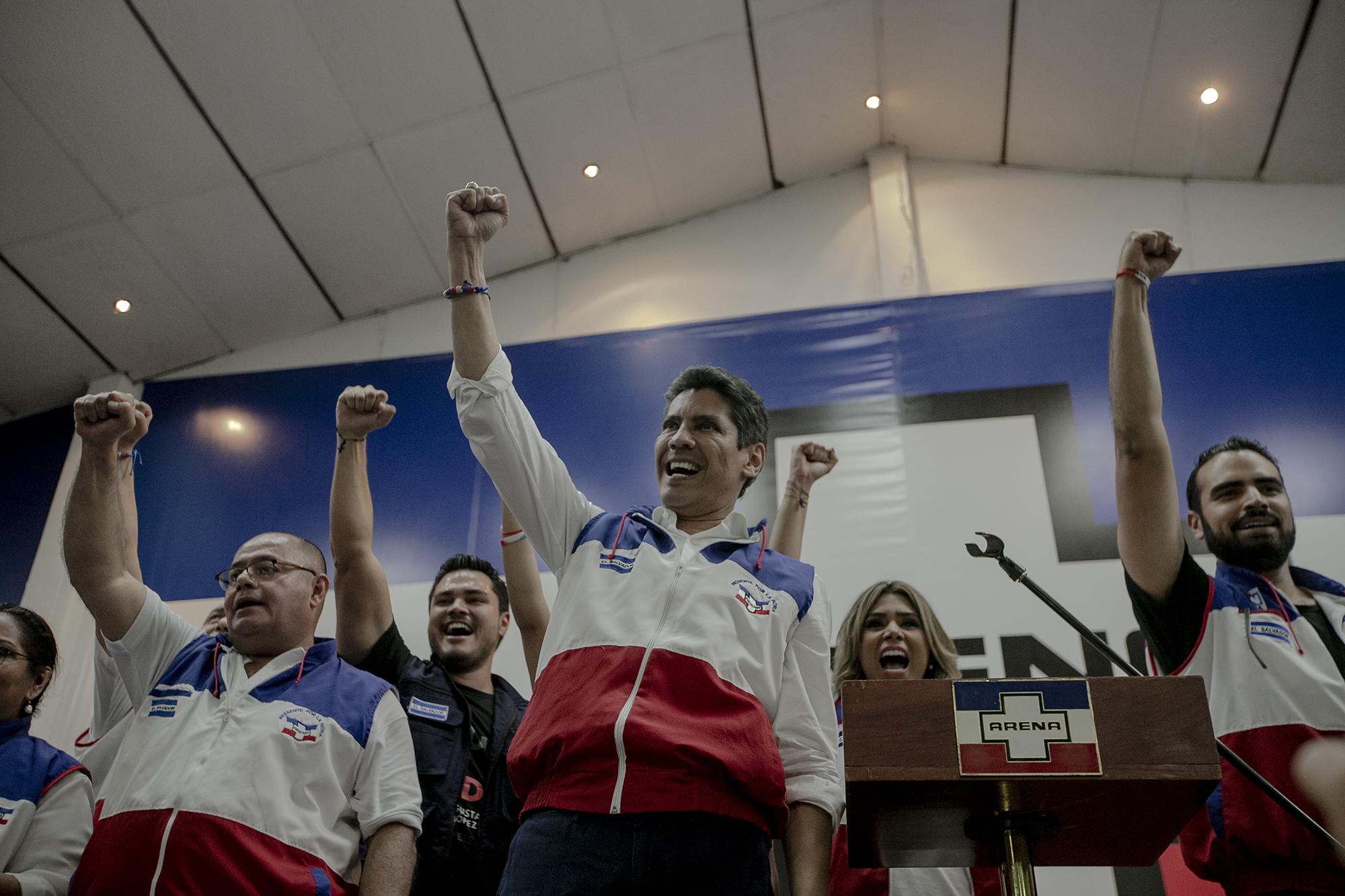 Gustavo López Davidson canta la marcha de Arena justo antes de proclamarse nuevo presidente del partido de derecha. Domingo 25 de agosto de 2019.  Foto Fred Ramos. 