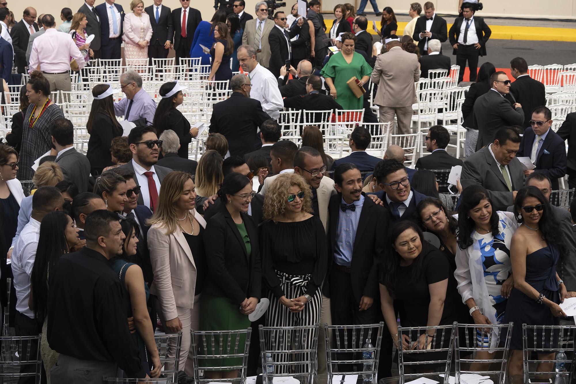 Silvio Aquino saluda al público durante la toma de posesión del presidente Nayib Bukele. Foto: Mónica Campos.