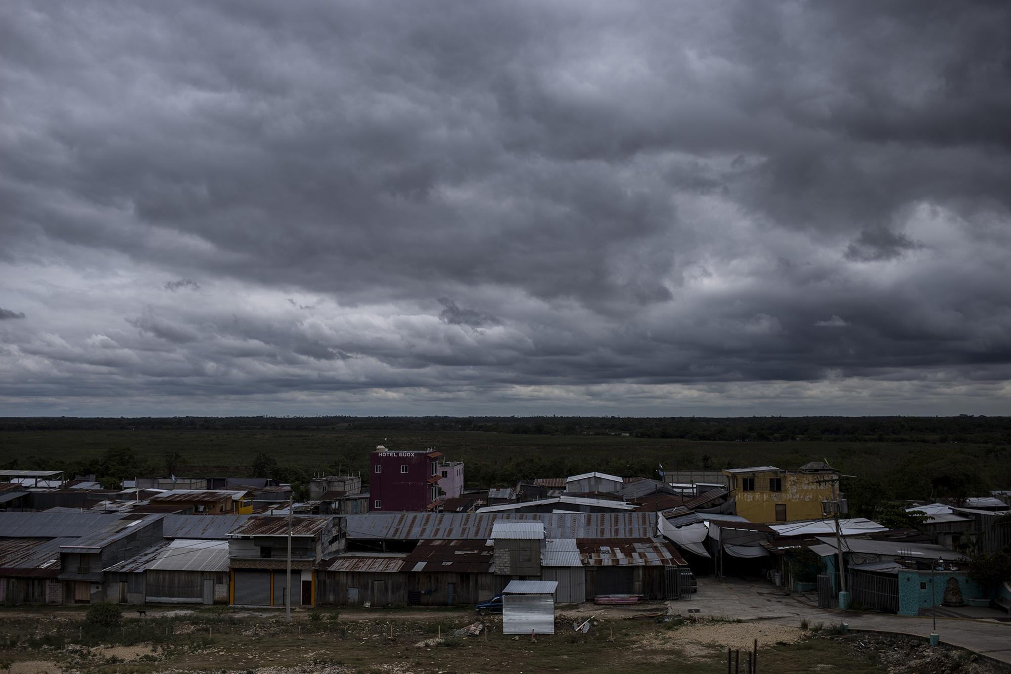 Frontera El Ceibo, en el departamento de Petén, Guatemala. El Ceibo es un poblado pequeño que colinda con el estado de Tabasco, México. Es una de las principales rutas de cruce a apenas unos 30 kilómetros de El Naranjo. Los migrantes que no viajan por el río San Pedro intentan cruzar por esta zona. Foto de El Faro: Víctor Peña.