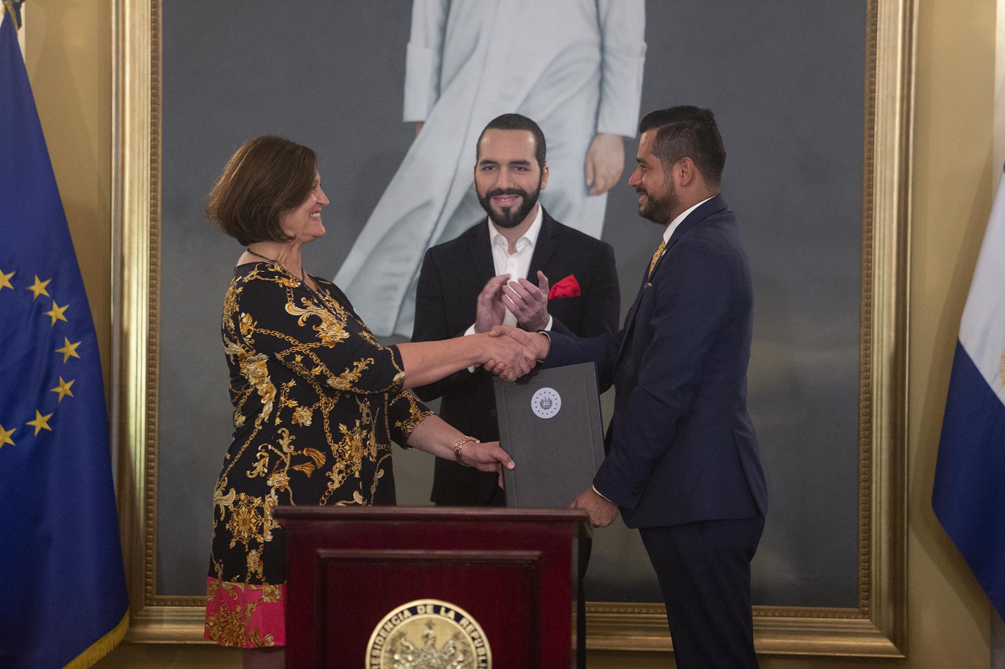 El presidente Nayib Bukele, el ministro de hacienda Nelson Fuentes y la directora para América Latina y el Caribe de la Unión Europea, Jolita Butkeviciene, después de firmar una carta de compromiso de buen manejo de los fondos donados por la UE al gobierno salvadoreño. Foto de El Faro/ Carlos Barrera 