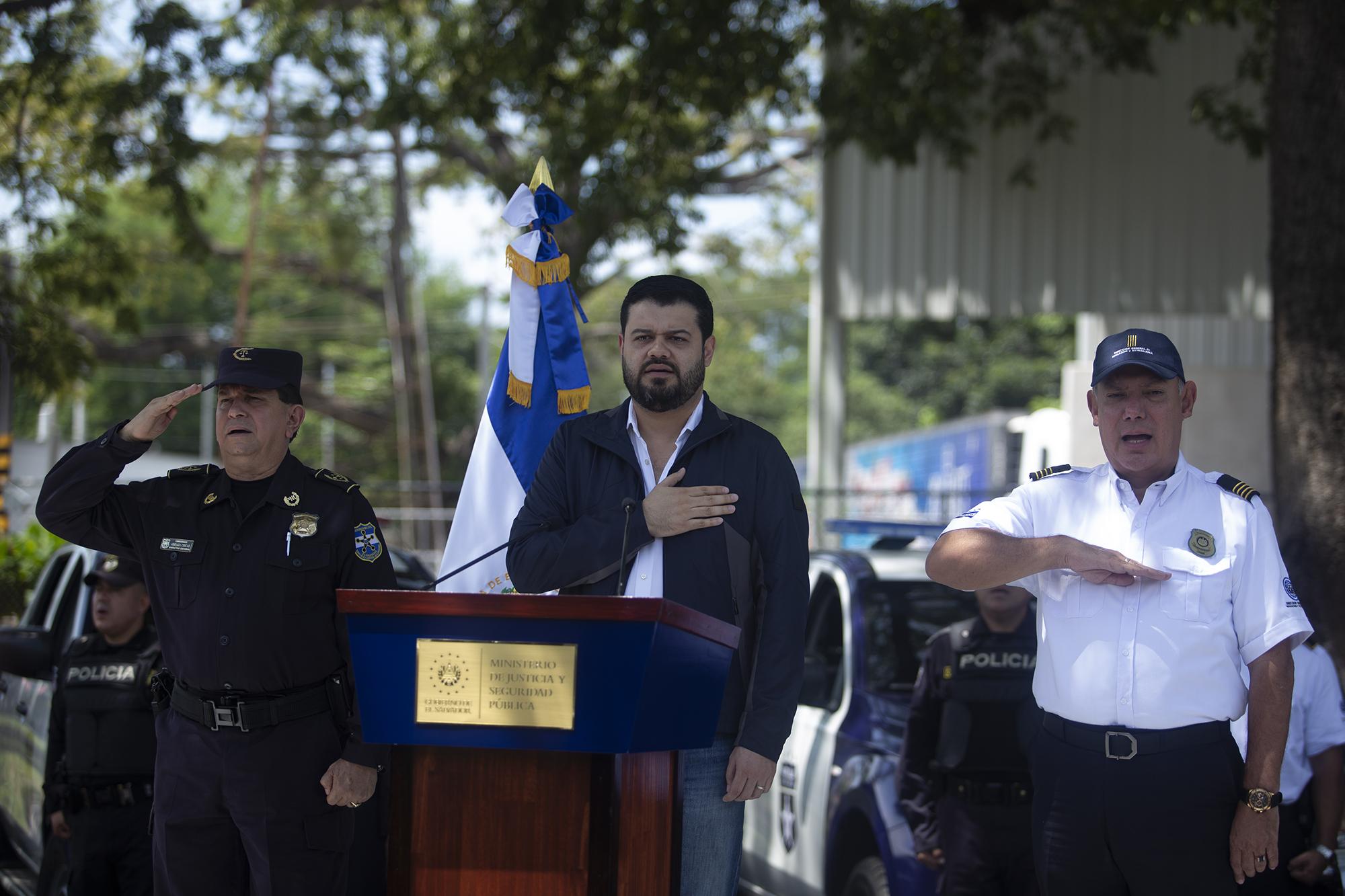 El director de la PNC, Mauricio Arriaza Chicas, el ministro de Justicia y Seguridad, Rogelio Rivas, y el director de la Dirección General de Migración y Extranjería, Ricardo Cucalón, durante el lanzamiento de la patrulla fronteriza en la frontera de La Hachadura. Foto de El Faro: Carlos Barrera. 