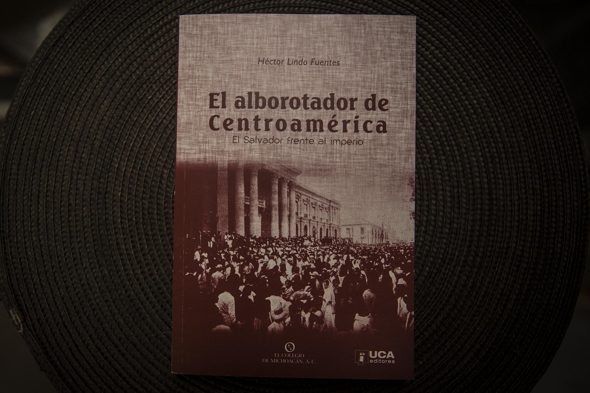 Portada de El alborotador de Centroamérica. El Salvador frente al imperio. Foto de El Faro/Carlos Barrera 