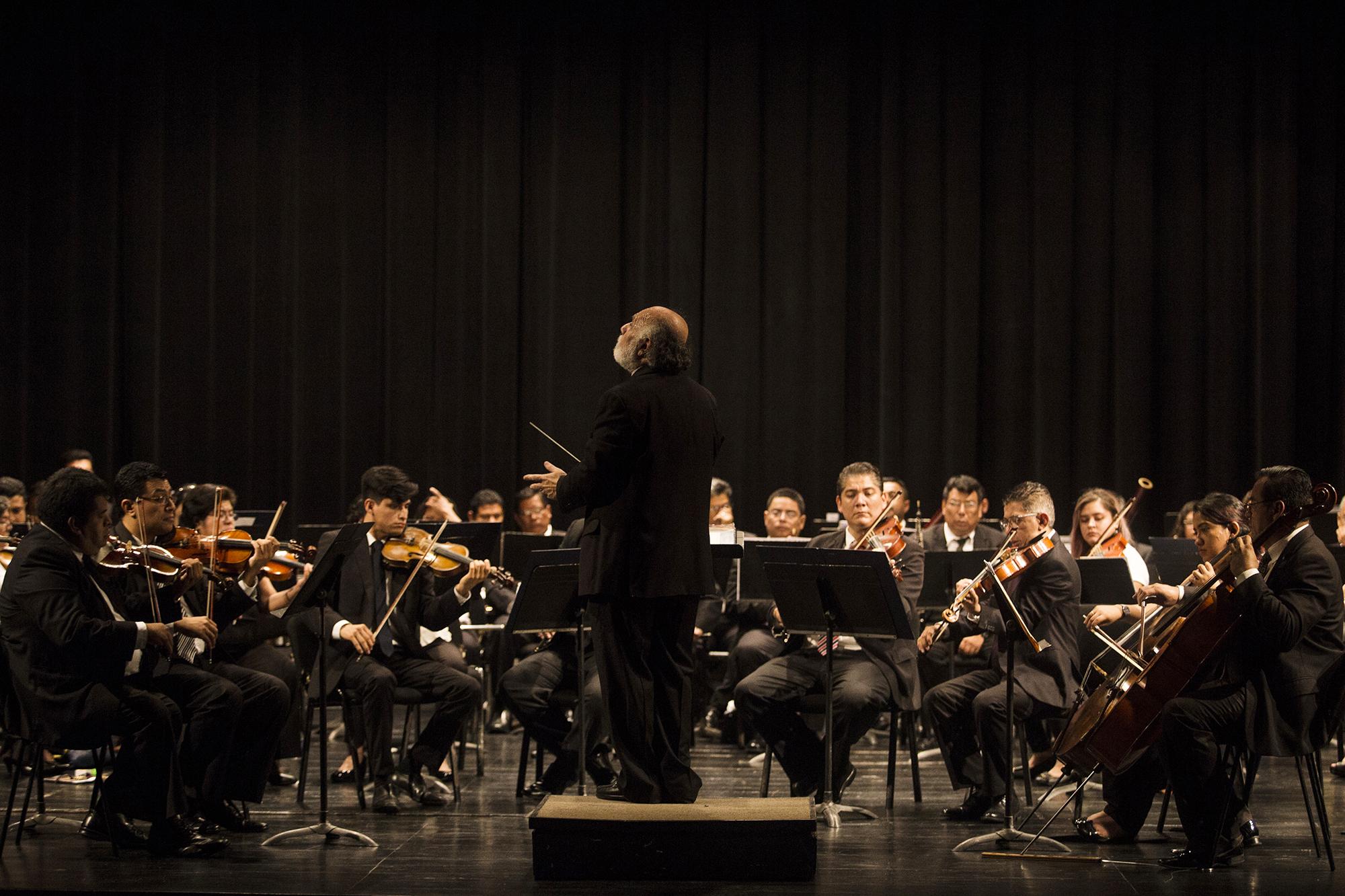 El público se mantuvo expectante al final de cada concierto esperando escuchar de la voz de Cáceres las razones de su retiro. El optó por una tríada de composiciones que reflejaran su sentir. Foto de El Faro: Víctor Peña. 