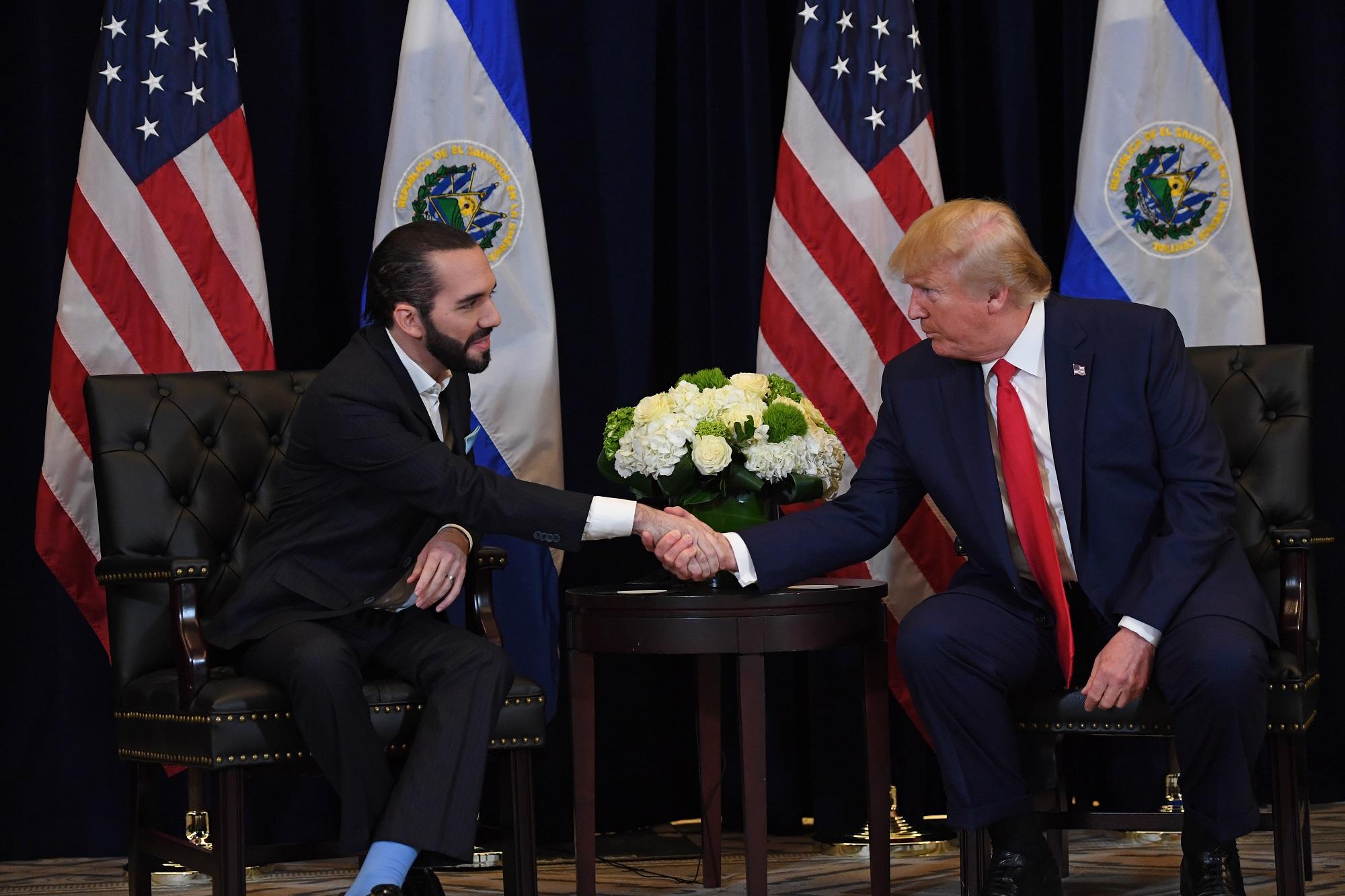 El Presidente Bukele estrecha la mano del presidente Trump, durante la reunion que tuvieron ambos mandatarios, el 25 de septiembre de 2019 en New York. Foto: SAUL LOEB / AFP