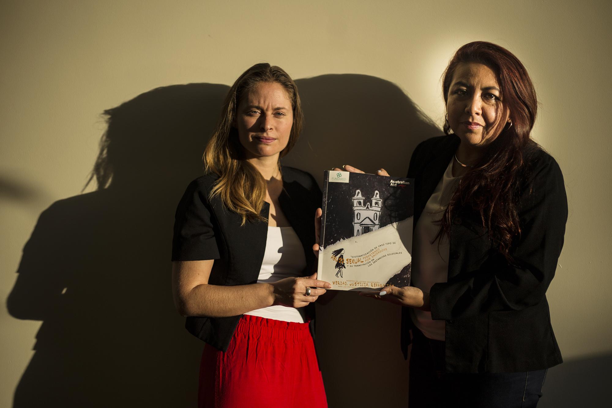 Valentina Correa (Izq.), de la Fundación para la Confianza, que acompaña las denuncias de abuso sexual por líderes religiosos en Chile, junto a Lisseth Campos. Ellas cargan un estudio que busca ayudar a que las víctimas de abusos sexuales cometidos por sacerdotes sepan como tramitar los casos ante instancias judiciales. Foto: Víctor Peña.