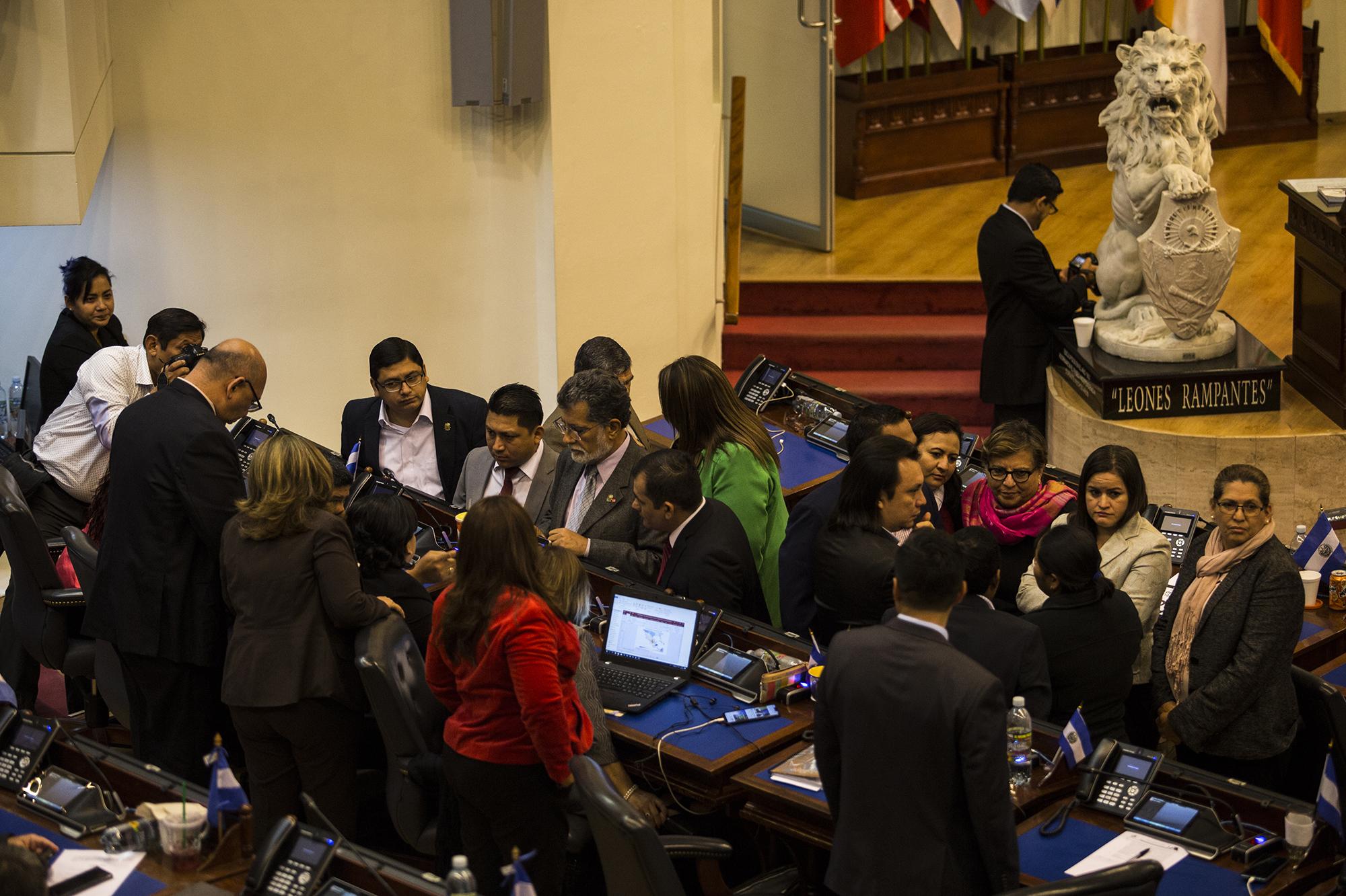 Diputados de la bancada del FMLN conversan antes de conocerse la votación para elegir a José Apolonio Tobar como nuevo procurador de Derechos Humanos. Además de tener investigaciones abiertas en la FGR, el nuevo funcionario fue asesor de esta bancada en 2015 y ha sido donante del partido. Foto: Víctor Peña.