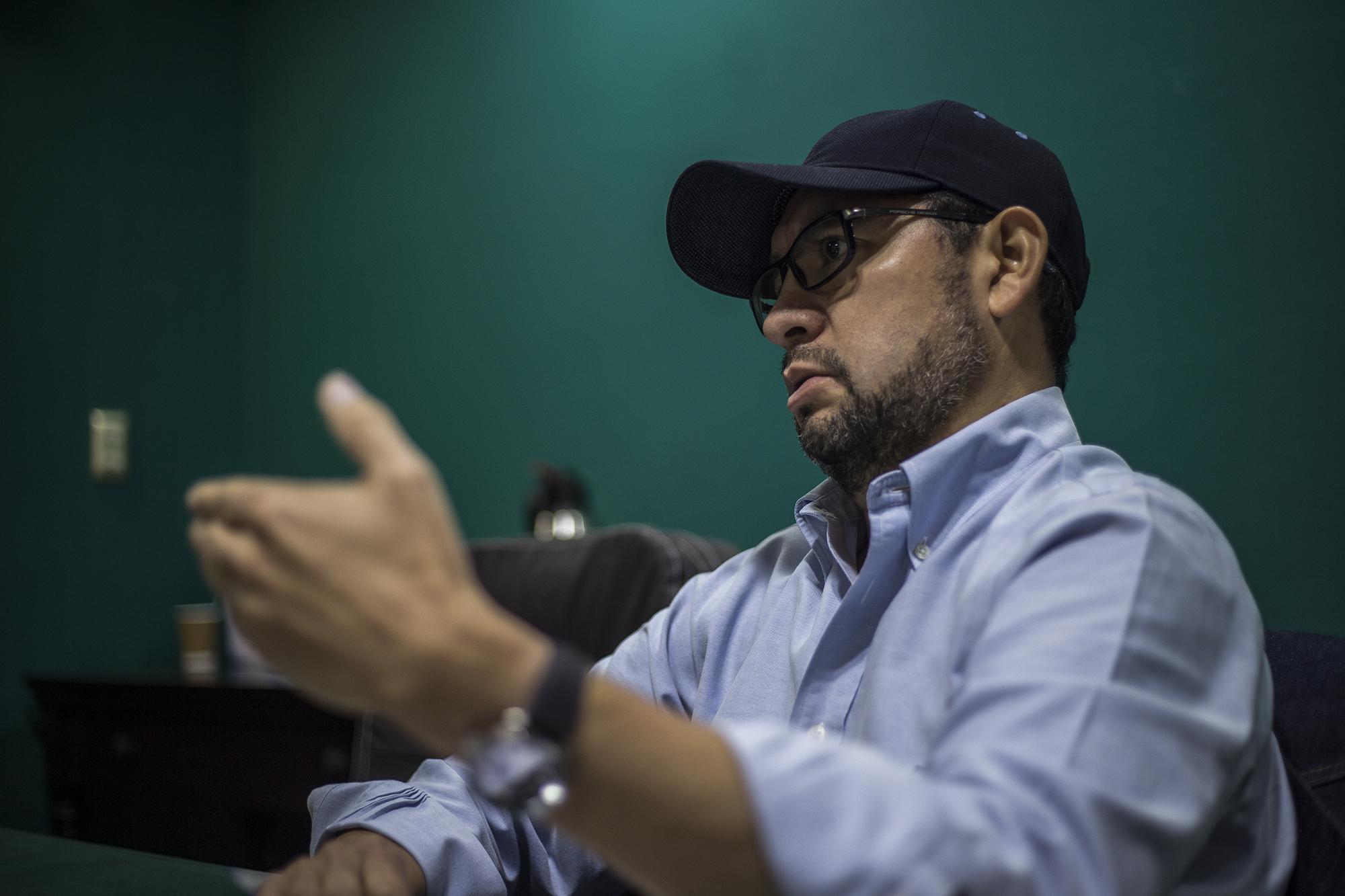 Chica, durante la entrevista realizada el miércoles 16 de octubre en su oficina. Dijo que su único objetivo era ganar un contrato con la Fiscalía. Foto de El Faro: Víctor Peña.