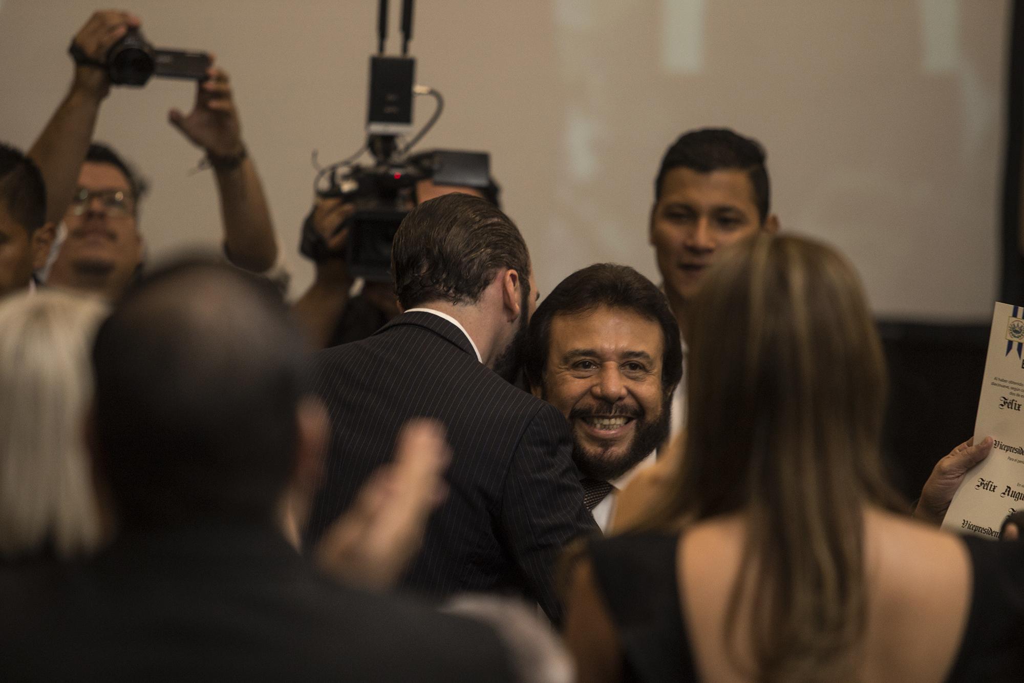 Félix Ulloa y Nayib Bukele celebran en el acto en el que fueron acreditados como vicepresidente y presidente electos de El Salvador. 15 de febrero de 2015. Foto: Víctor Peña.