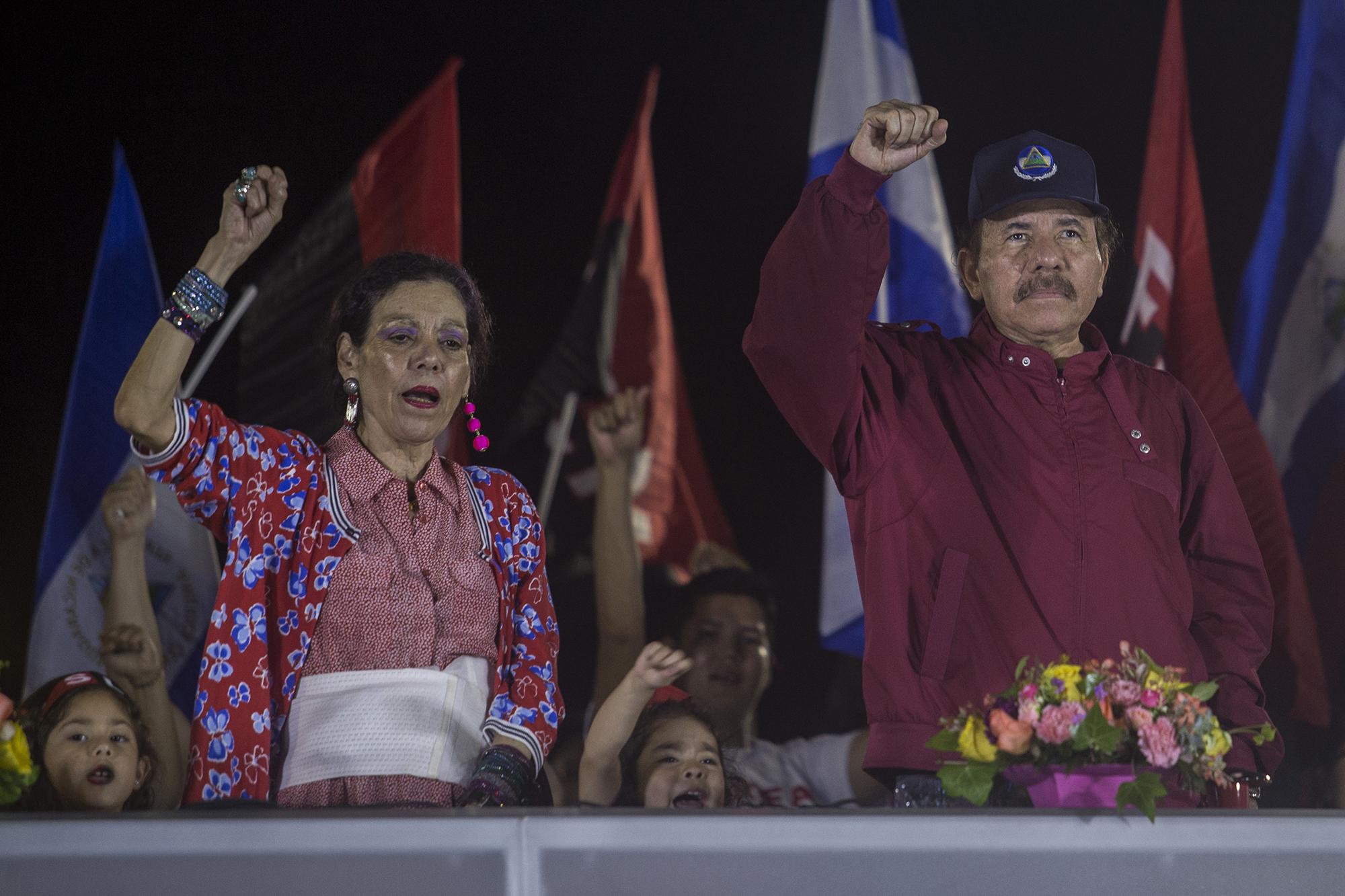 Rosario Murillo y Daniel Ortega en actividad abierta con los simpatizantes del FSLN, el 29 de septiembre de 2018, en la rotonda Hugo Chávez, en la ciudad de Managua, Nicaragua. Esa misma tarde, la policía de Nicaragua había desarticulado con bombas aturdidoras a los ciudadanos que protestaron abiertamente contra el régimen Ortega-Murillo. Foto de El Faro: Víctor Peña.