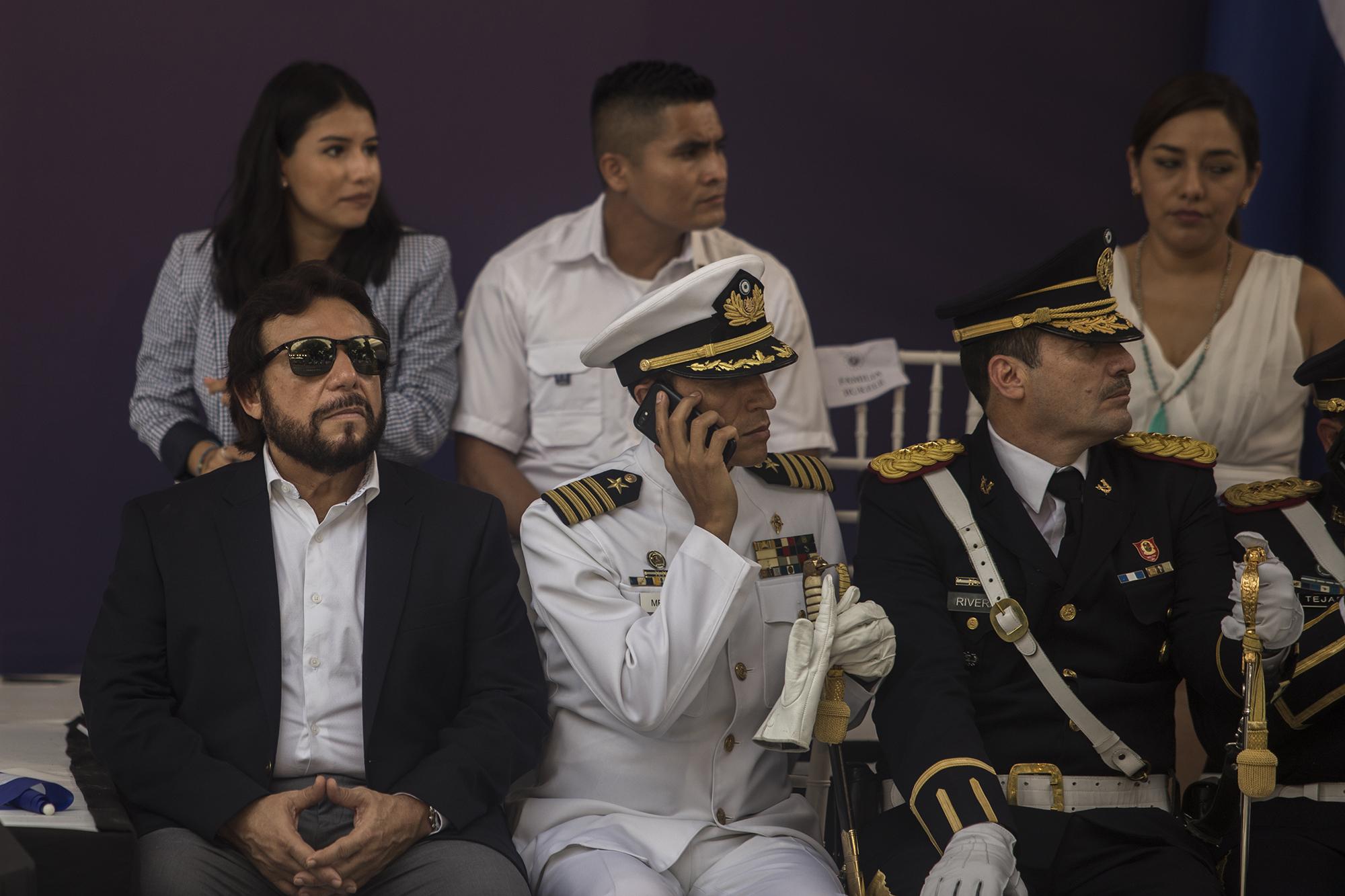 Félix Ulloa (de lentes oscuros), vicepresidente de El Salvador, durante la celebración del Día de la Independiencia, el 15 de septiembre de 2019. Cuando era analista, Ulloa le reportaba a Chica su agenda en medios de comunicación y le preguntaba qué mensaje difundir. Foto de El Faro: Archivo.