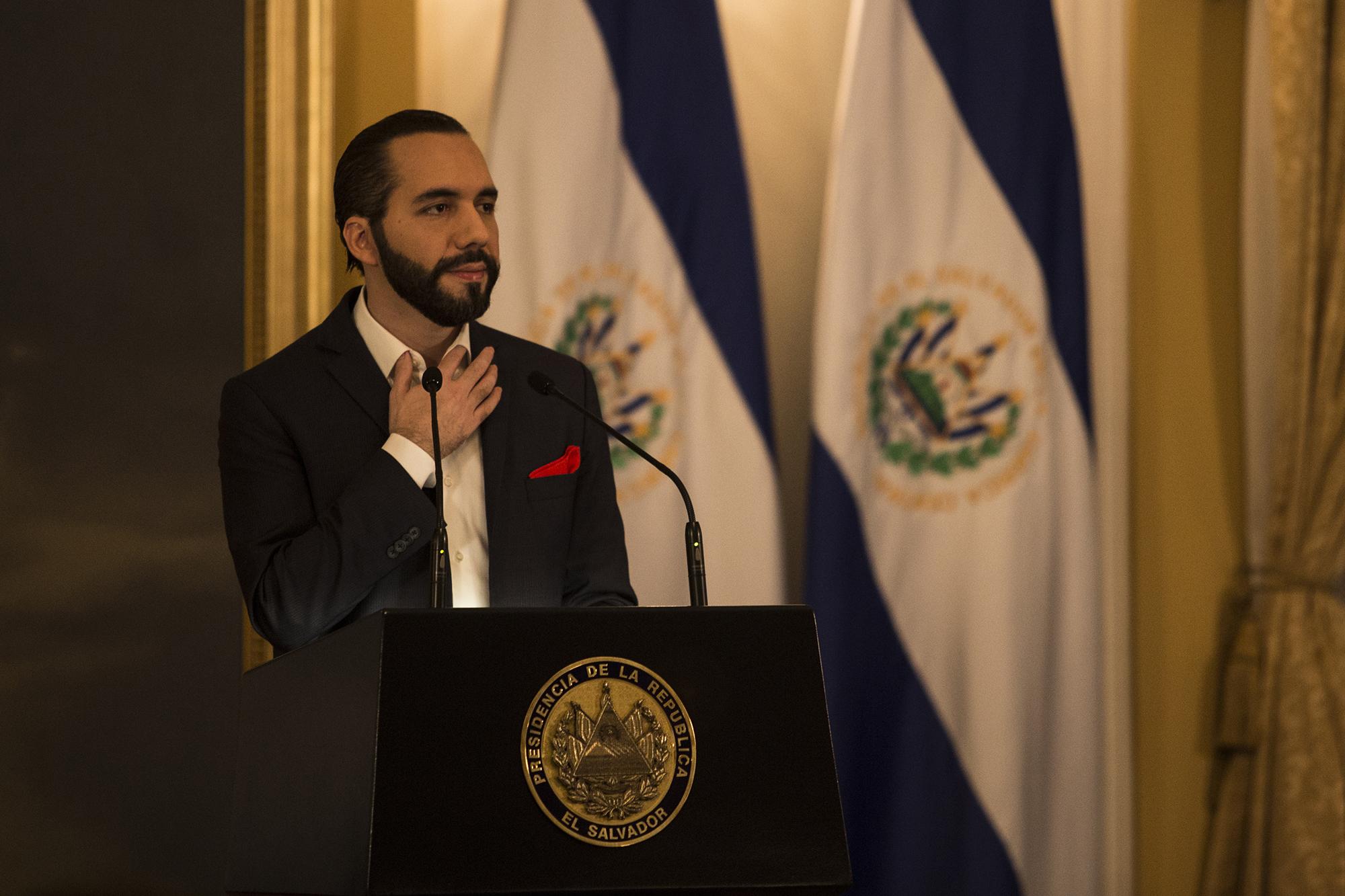 A la fecha, el presidente Nayib Bukele no ha respondido a las víctimas de la guerra si ordenara a la Fuerza Armada que abra sus archivos. La orden judicial del juez Jorge Guzmán lo emplaza para que siente postura. Imagen tomada en Casa Presidencial, el 28 de octubre de 2019. Foto: Víctor Peña.