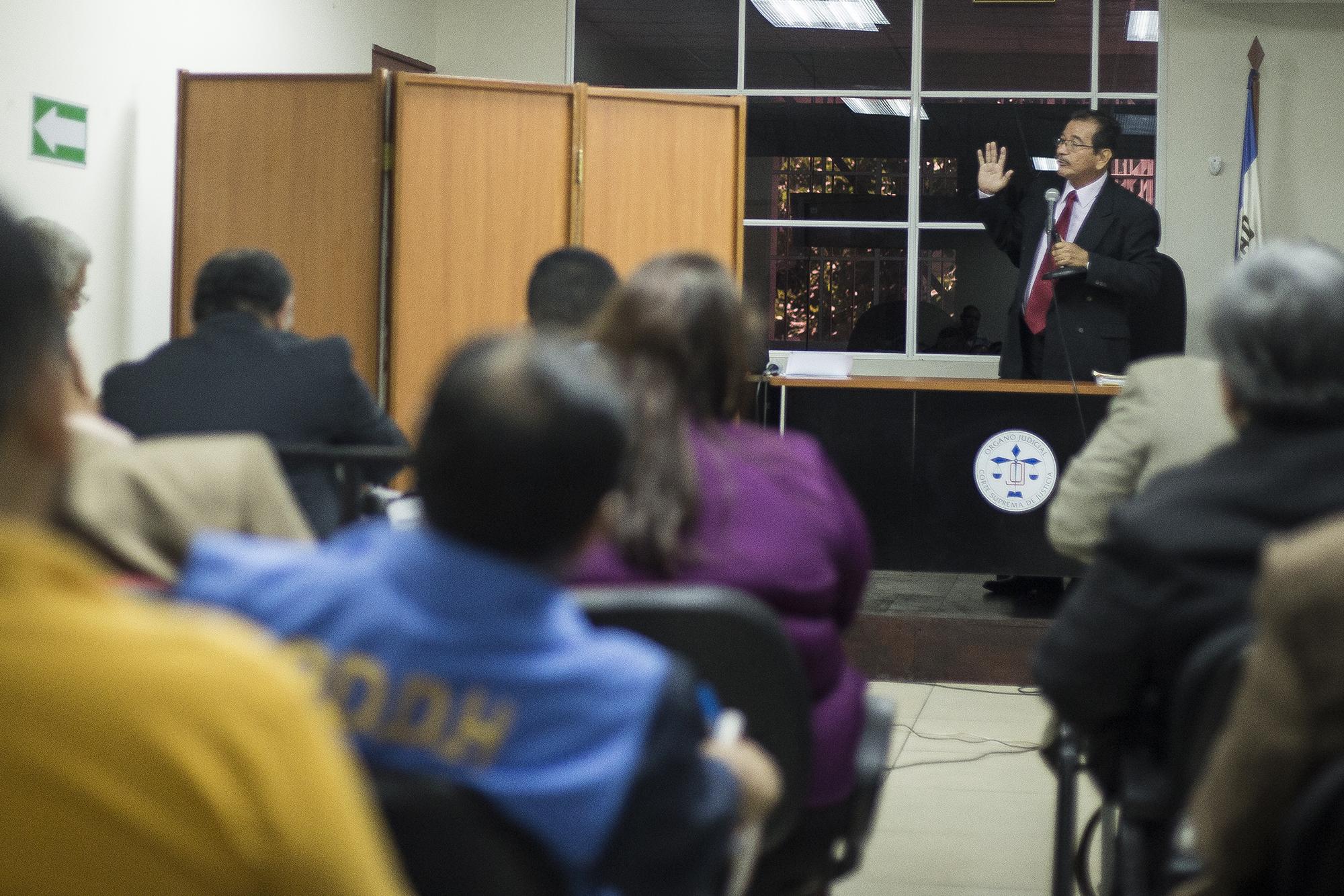 Jorge Guzmán, juez de Instrucción de San Francisco Gotera, juramenta al primer testigo protegido, clave 