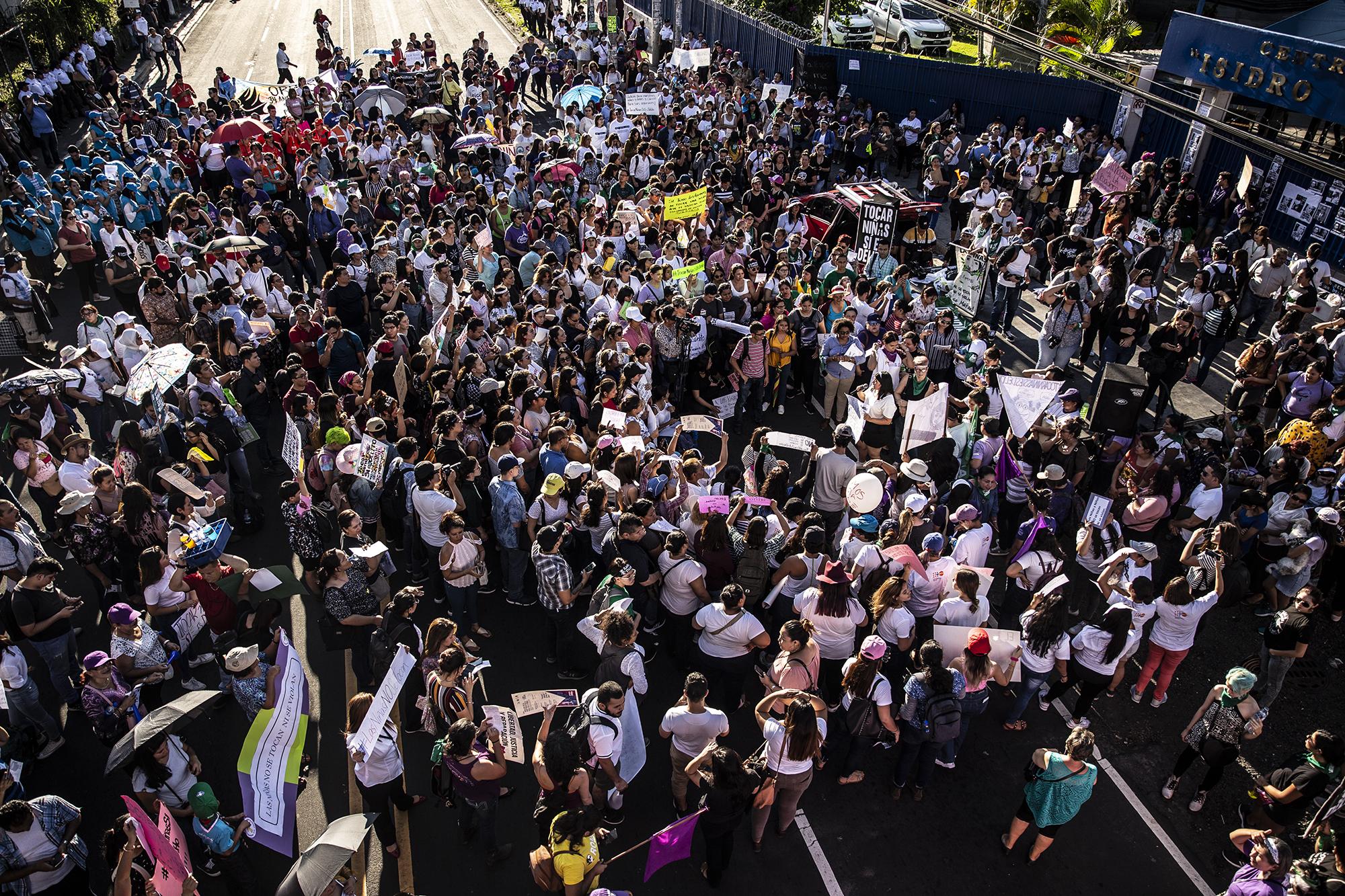 El fallo en el caso del magistrado Escalante provocó que unas 600 personas, indignadas, se tomaron el bulervar Tutunichapa, a la altura del Centro Judicial Isidro Menéndez, para exigir justicia y decir que tocar a una niña sí es un delito.