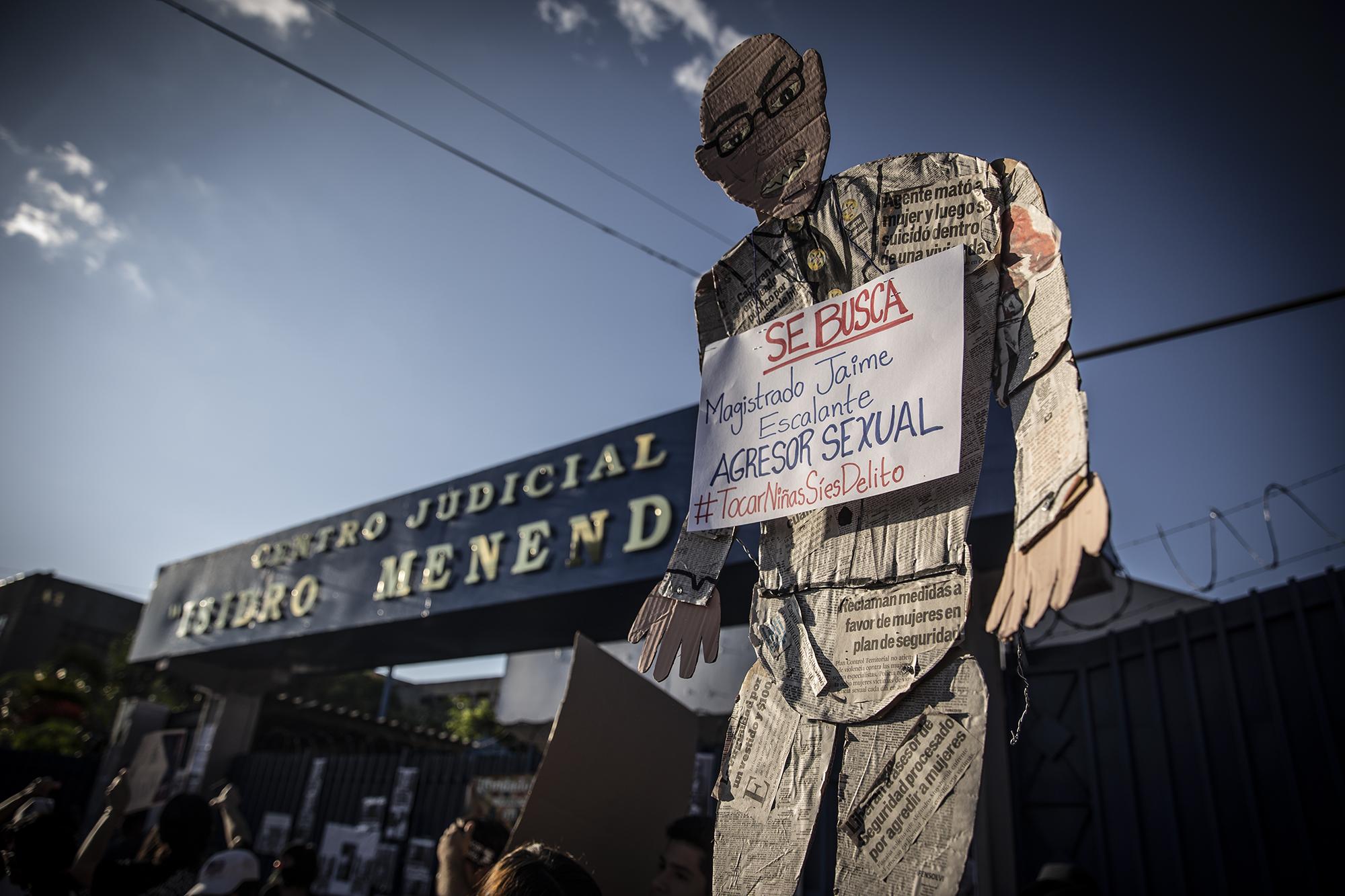 El magistrado Escalante, señalado por haber tocado en sus partes íntimas a una niña de 10 años, se ha convertido en un blanco de la lucha contra la violencia sexual contra las mujeres. Pero no es el único: en la manifestación, algunas mujeres portaban carteles en los que se podía leer consignas contra la Policía y otros actores: 