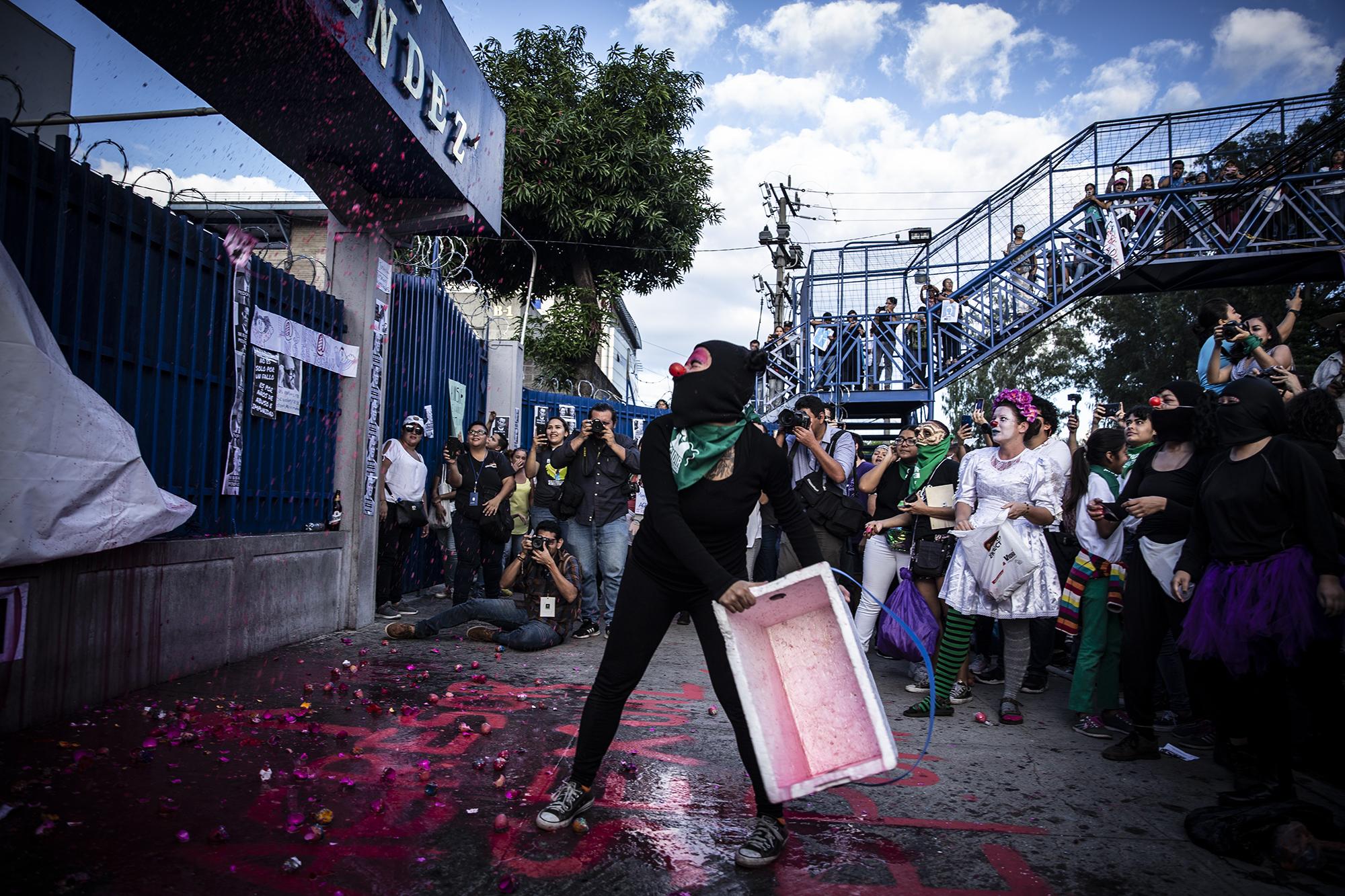 Durante la manifestación, una integrante de la Colectiva Amorales lanzó pintura en la fachada del Centro Judicial. En mayo, integrantes de este grupo fueron citadas por el Tribunal Sexto de Sentencia de San Salvador para informarles de una acusación por calumnias presentada por Ricardo Mendoza, director de teatro de la Universidad de El Salvador. Desde 2016, la colectiva había denunciado públicamente a Mendoza por acoso sexual.