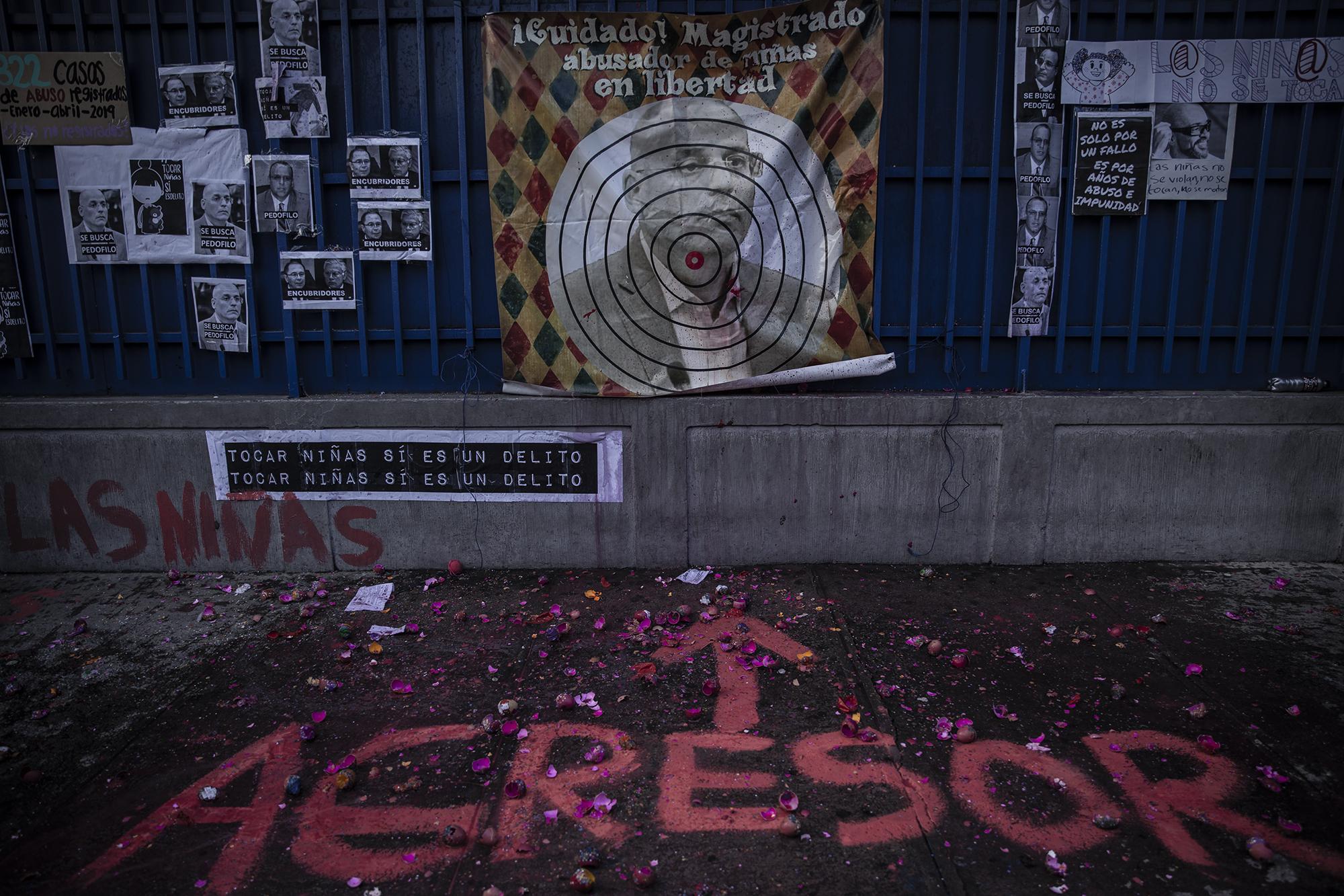 Los manifestantes lanzaron huevos rellenos con confeti y globos con pintura a una imagen del magistrado Jaime Escalante.