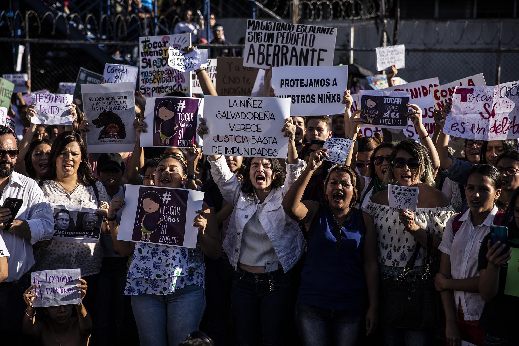 Cientos de personas se manifestaron frente al Centro Judicial Isidro Menéndez para pedir que el magistrado Jaime Escalante pague una conde por agredir sexualmente a una niña. El hecho ocurrió el 18 de febrero del 2019 en la Colonia Altavista de Ilopango. Foto: Carlos Barrera