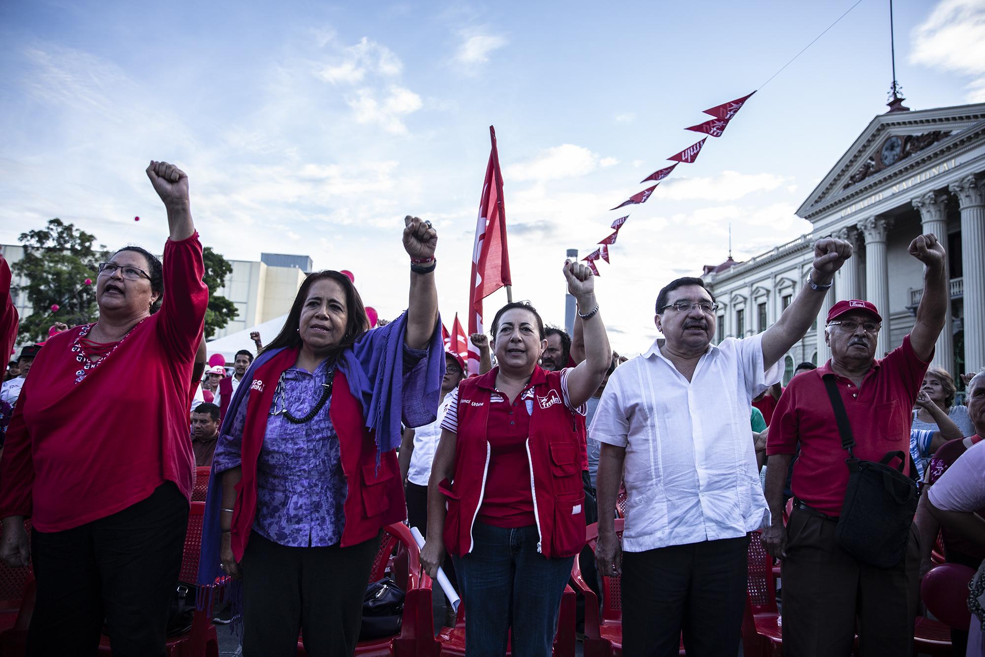 Al centro, Nidia Díaz, Yanci Urbina y Medardo González, durante la conmemoración del 30 aniversario de la ofensiva 