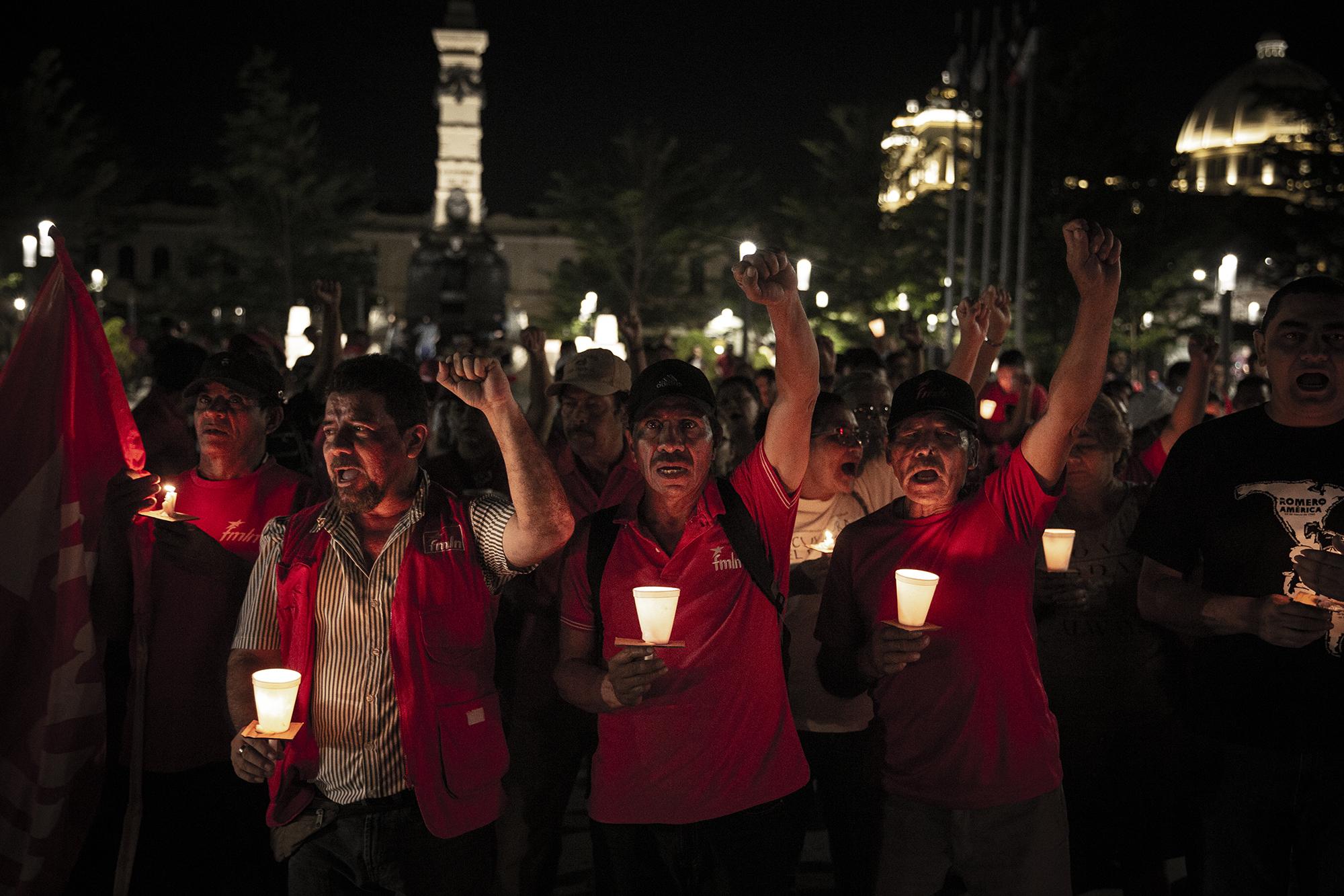 El 9 de noviembre de 2019, militantes del FMLN colocaron velas frente a la iglesia El Rosario en honor a los caídos en la ofensiva final de 1989. 30 años después, en la discusión por una nueva ley de reconciliación, el FMLN olvida su discurso histórico a favor de las víctimas y promueve beneficios para criminales de guerra. Foto: Carlos Barrera