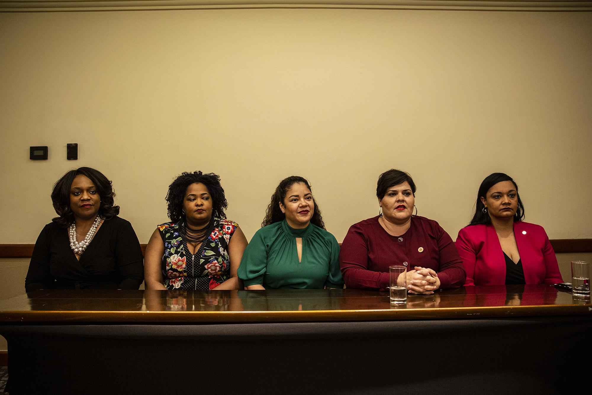 Merika Coleman, Stephanie Howse, Cindy Polo, Raquel Terán, Nikema Williams. Son las cinco legisladoras de Estados Unidos que visitaron El Salvador para conocer la criminalización del aborto en el país centroamericano. Foto: Carlos Barrera