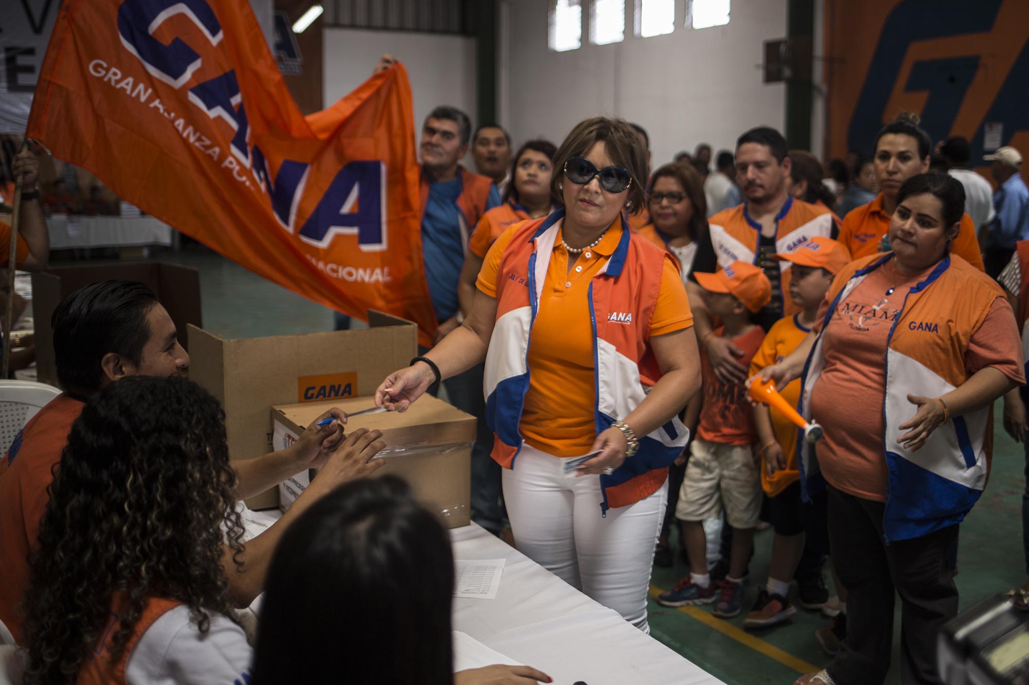 Julia Nora Romero, esposa del diputado Guillermo Gallegos, durante las elecciones internas del partido Gana, para elegir a los candidatos que competerían a la presidencia de la república, el domingo 29 de julio de 2018. . Foto: Víctor Peña.