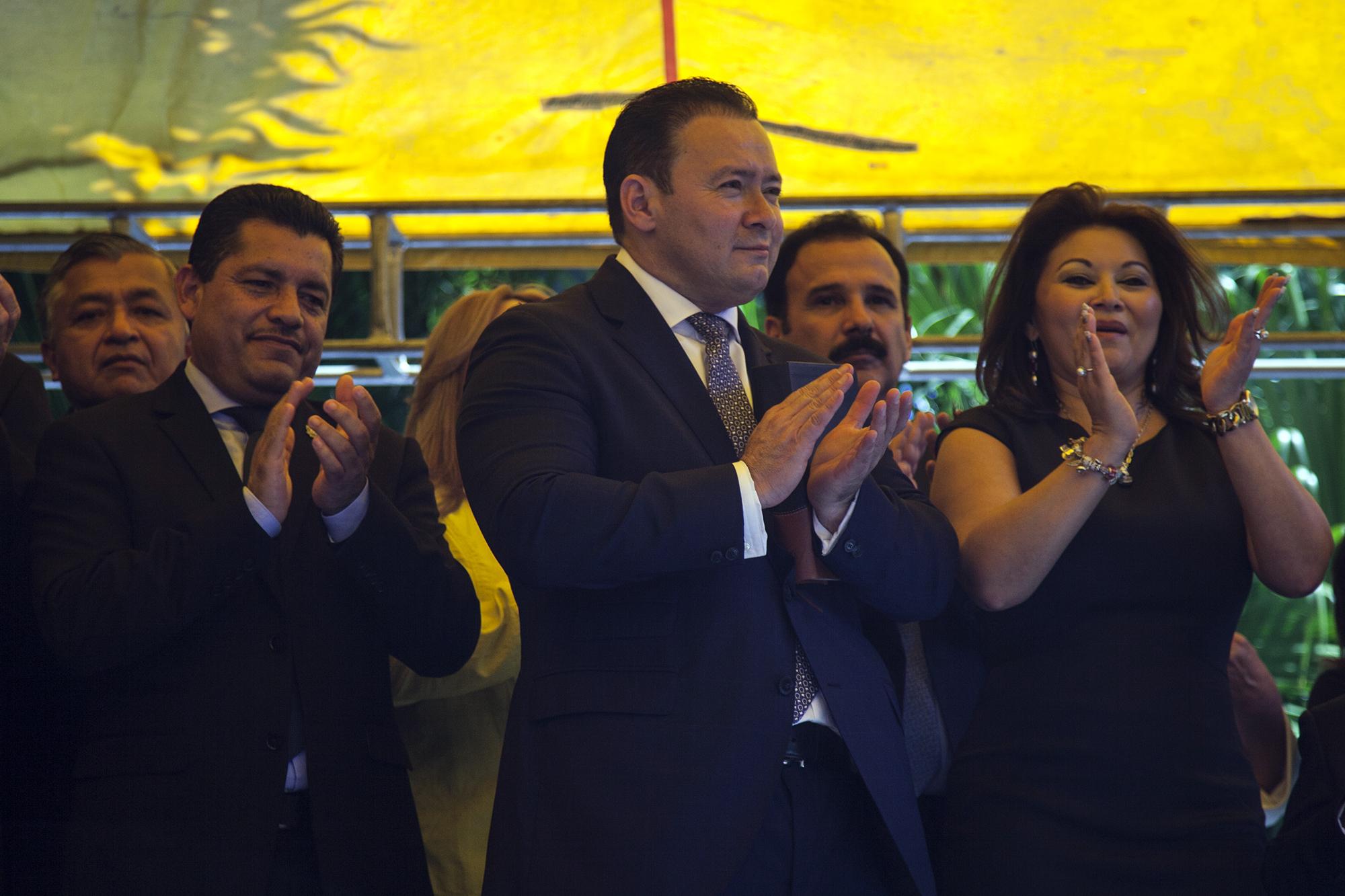 Guillermo Gallegos y su esposa Julia Nora Romero. Ambos participaron de una actividad religiosa frente a la Asamblea Legislativa, el 10 de noviembre de 2016. Gallegos asumió la presidencia de la Asamblea Legislativa. Foto: Víctor Peña.