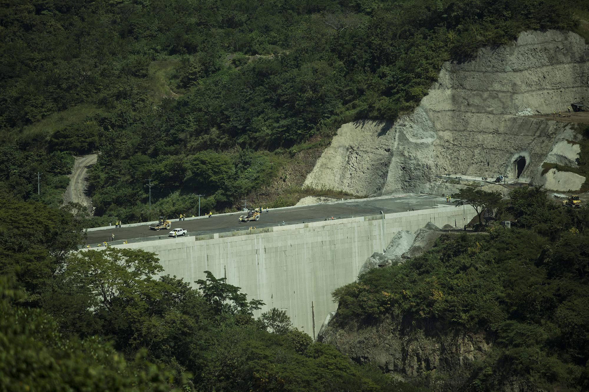 Construcción de la presa El Chaparral, en el municipio de San Luis de la Reina, en el departamanto de San Miguel. Foto de El Faro: Víctor Peña. 