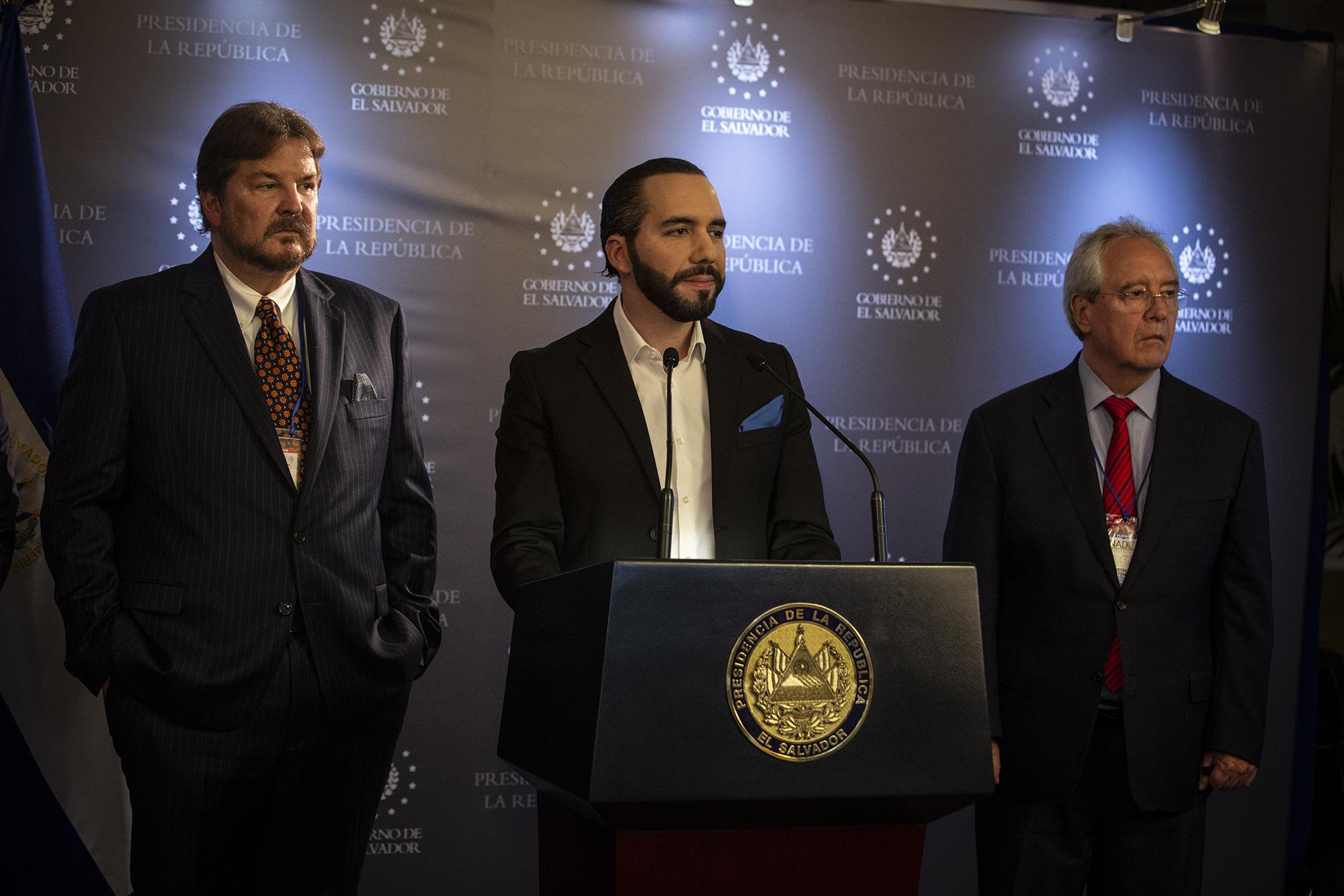 Luis Cardenal, presidente de la ANEP;  Nayib Bukele y el empresario Roberto Kriete ofrecieron una conferencia de prensa después del Encuentro Nacional de la Empresa Privada 2019.