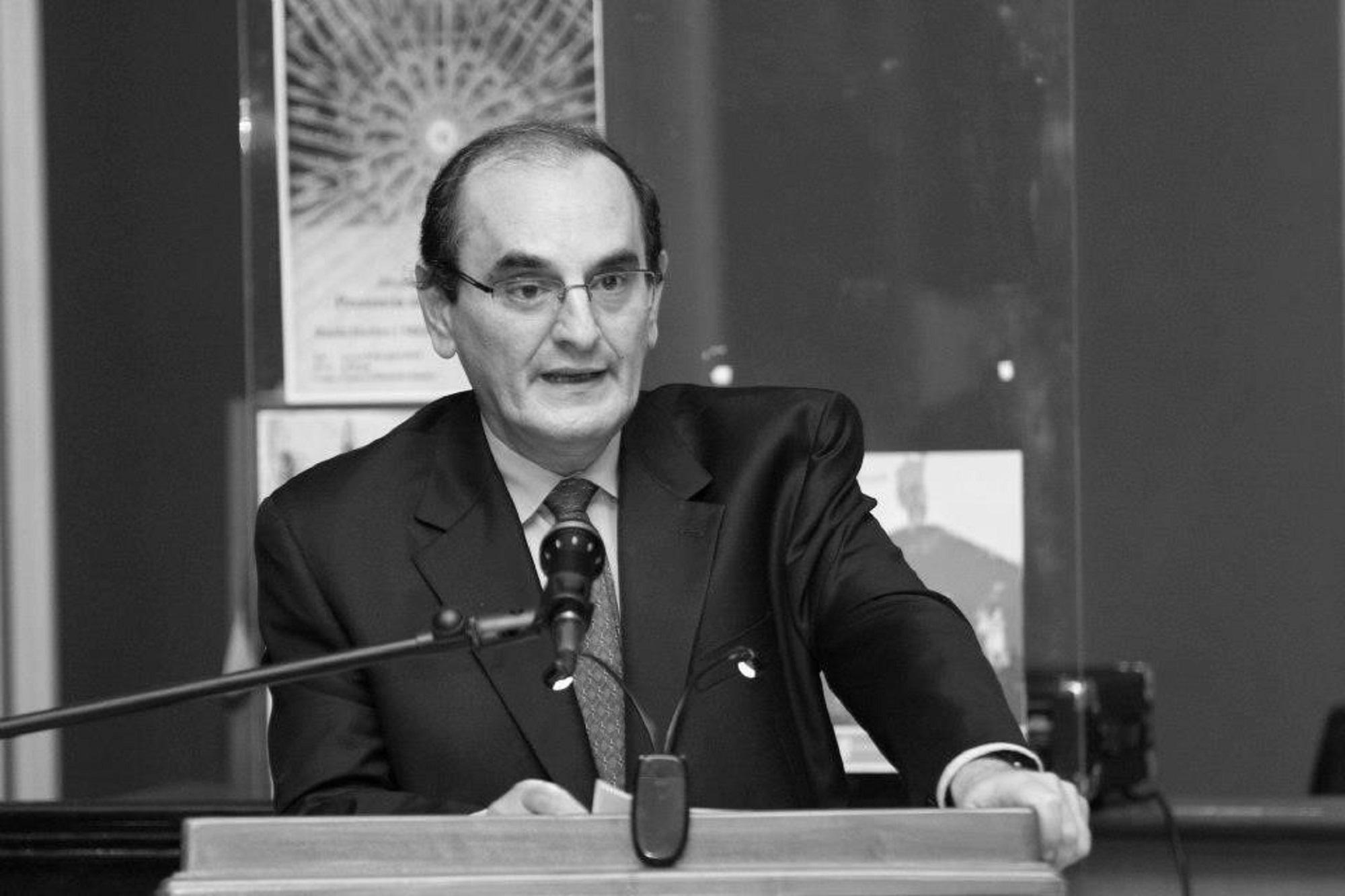 Héctor Samour es doctor en Filosofía y licenciado en sociología. Profesor e investigador en la UCA por más de 40 años en la ha que fungido, además, como Decano de la Facultad de Ciencias Sociales y Humanidades, jefe del departamento de Filosofía y director del Doctorado en Filosofía Iberoamericana (1999-2010). En el período 2010-2014, ejerció los cargos de secretario de Cultura y de viceministro de Educación.