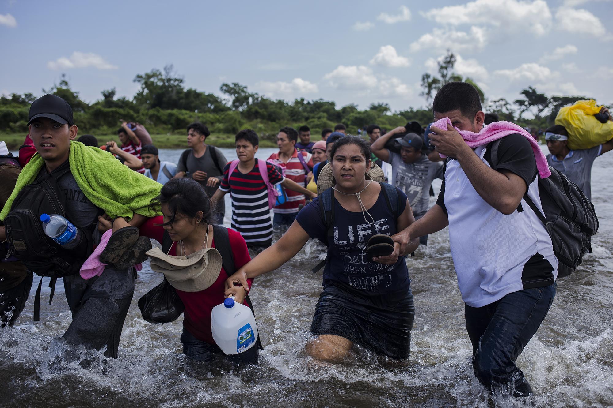 El 2 de noviembre de 2018 una de las caravanas, que había salido de San Salvador tres días antes, cruzó el río Suchiate y puso pies en México. Antes, sus cerca de tres mil integrantes habían esperado durante casi cuatro horas en el puente Rodolfo Robles, que conecta Tecún Umán (Guatemala) y Ciudad Hidalgo (México), donde las autoridades mexicanas trataron de convencerlos de que se registraran para tener un ingreso ordenado. El grupo dudó de las promesas oficiales, discutió a gritos, empujó, y terminó por lanzarse al río para cruzar la línea imaginaria que separa Guatemala de México. Los pocos cientos que aceptaron registrarse en el puesto migratorio fueron deportados a sus países de origen semanas después. Cruzar a la brava el Suchiate fue la primera gran victoria de esa caravana. Pese al cansancio, se celebró como si el poder del grupo les hiciera invencibles y la meta estuviera más cerca. Aunque después se disolvió, la caravana llegó unida el 12 de noviembre de 2018 a Ciudad de México. Foto: Víctor Peña.