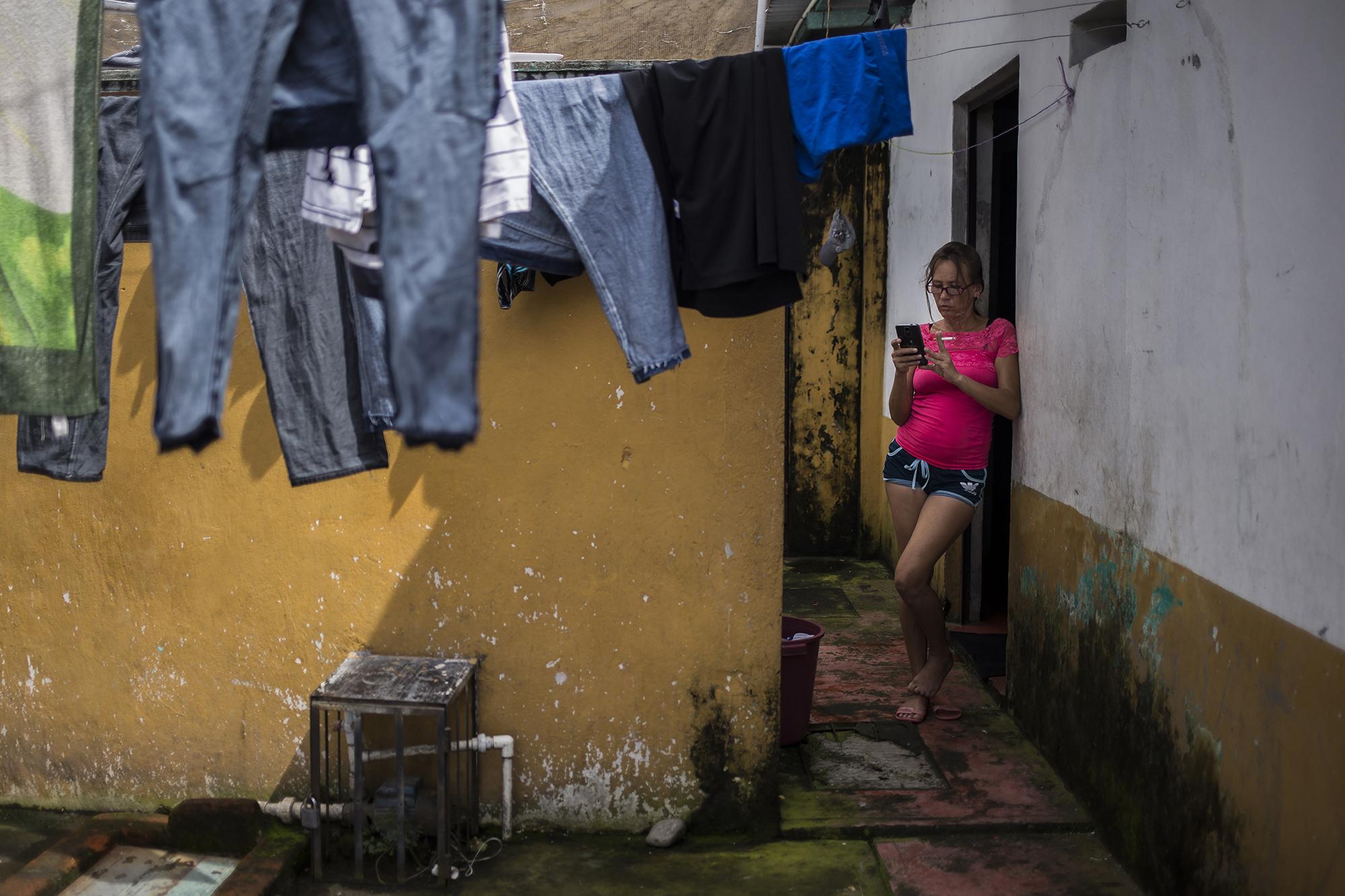 Dayrén es cubana y tiene 41 años. Originaria de Camagüey, vendió un pedazo de tierra y juntó 4,000 dólares para costear un coyote que los llevara a ella y a su esposo a Estados Unidos. Sus dos hijos quedaron en la isla, al cuidado de su abuela. De Cuba viajaron a Nicaragua y fueron subiendo hasta llegar a Ciudad de Guatemala, donde sus guías los abandonaron. Ellos decidieron seguir. Tomaron autobuses, caminaron, dicen que la Policía guatemalteca les extorsionó 16 veces en el camino hasta la frontera con México. Ahora viven en Tapachula, en el último cuarto de una vecindad. Él hace trabajos de albañilería y fontanería. El 15 de noviembre de 2019 el estado mexicano les otorgó una visa humanitaria que les permitirá trabajar y desplazarse libremente por el país durante un año. Después, aspiran a alcanzar el estatus de refugiados en México. Foto: Víctor Peña.