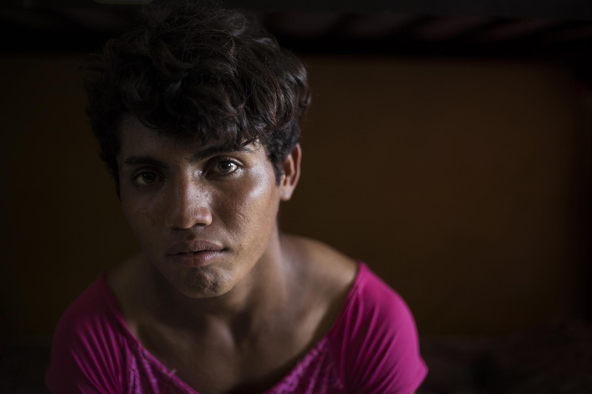 Daniela tiene 16 años y nació en la aldea El Guayacán, en las entrañas de la reserva del Lacandón, en el selvático departamento de Petén, Guatemala. Está en lento rumbo hacia Estados Unidos. Dice que escapó de la marginación de su propia familia por ser mujer trans. Esta fotografía se tomó el 5 de junio en el albergue La 72, en el municipio de Tenosique, en el estado de Tabasco, México. Días después, Daniela siguió caminando. A finales de octubre estaba en otro albergue, a 850 kilómetros. Foto: Víctor Peña.