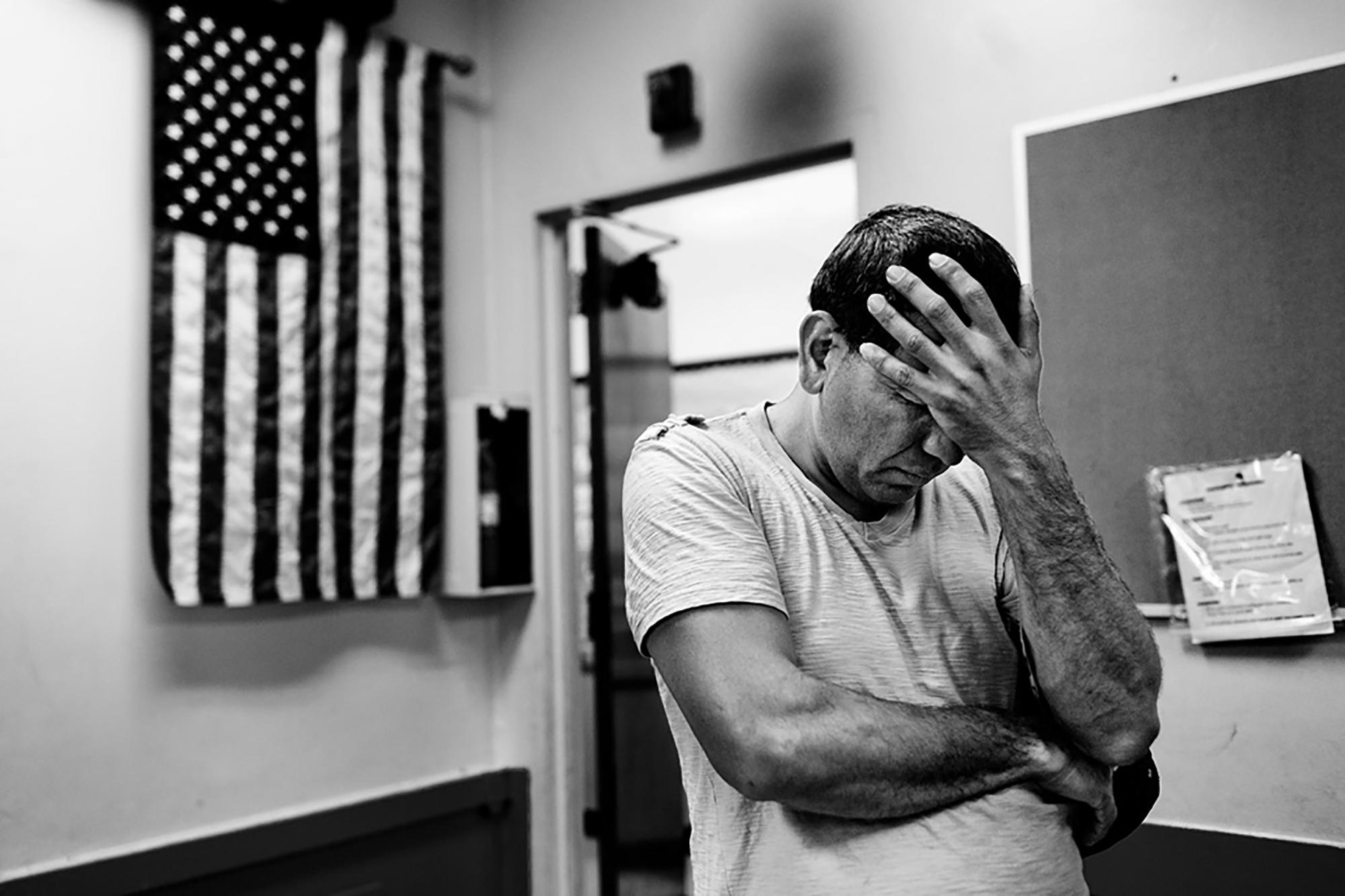 Misael, un salvadoreño nacido en San Miguel que vive en Los Ángeles desde hace ocho años, reza antes de cenar en el comedor de la Misión Dolores, una organización caritativa situada en East Los Angeles que da alojamiento y alimentación a indocumentados sin recursos. Según el Instituto de Políticas de Migración, hay 2.9 millones de centroamericanos en los Estados Unidos, dos tercios de ellos son nacidos en El Salvador o Guatemala y dos de cada cinco están indocumentados. Fotografía de la galería 