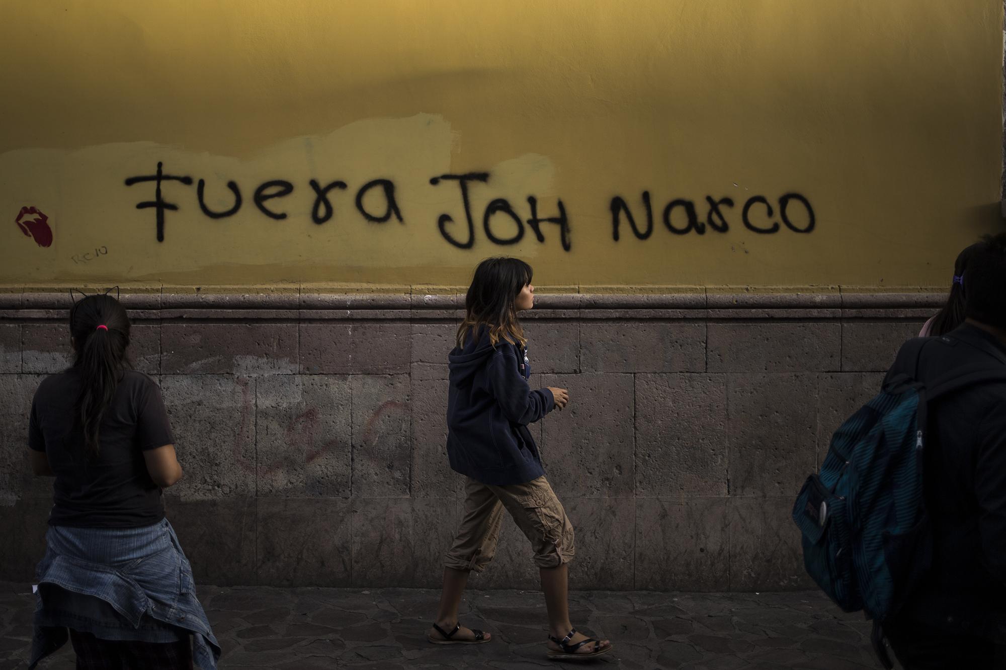 Las protestas en las calles de Honduras señalan a Juan Orlando Hernández por sus vínculos con el crimen organizado. Tony Hernández, su hermano, fue sentenciado a cadana perpetua en Estados Unidos por delitos vinculados al narcotráfico. Foto de El Faro: Víctor Peña. 