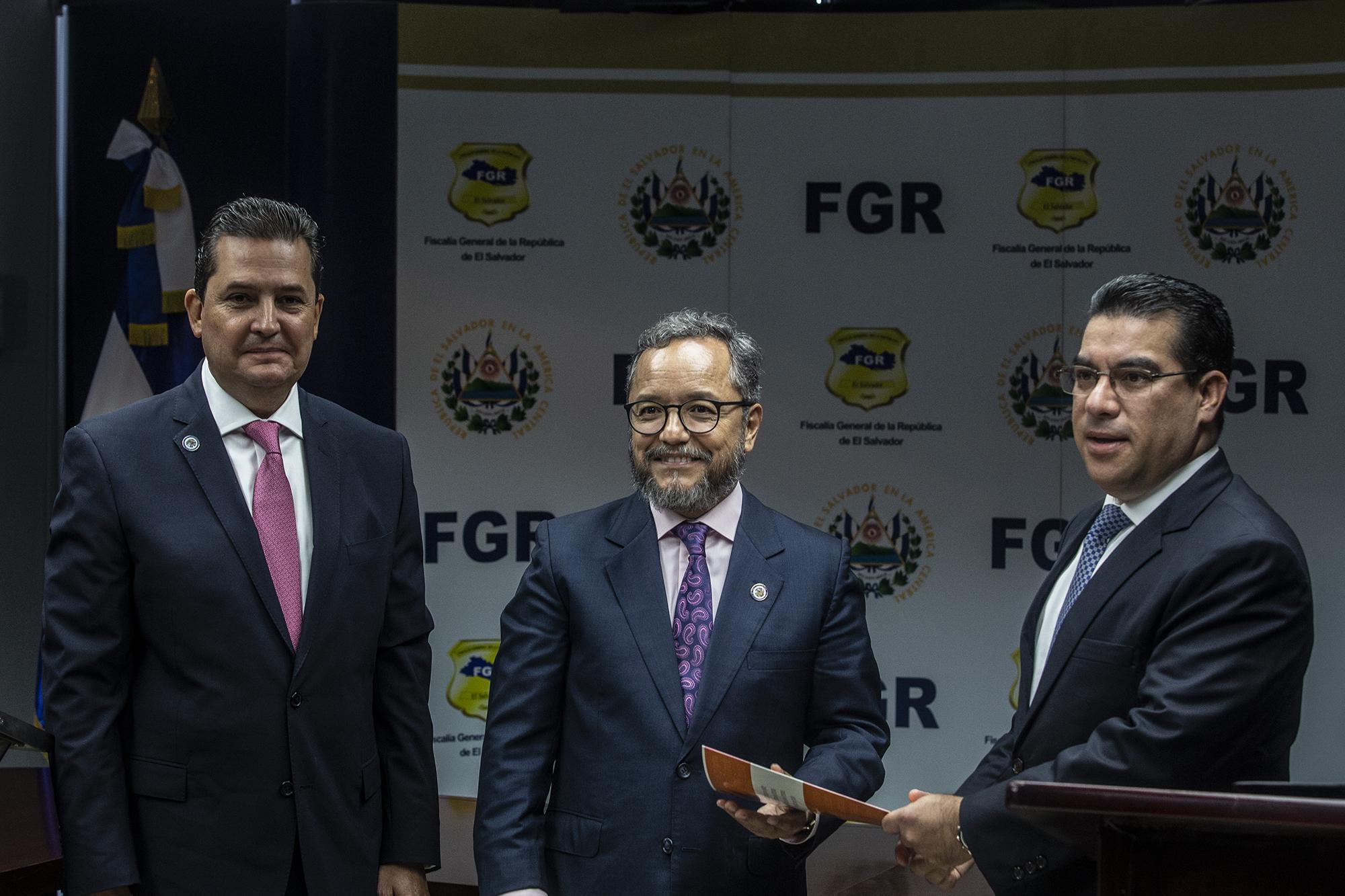 Francisco Guerrero, Secretario para el Fortalecimiento de la Democracia de la OEA junto a Ronalth Ochaeta, representante de la Cicíes, y el fiscal general Raúl Melara, durante su primera reunión en septiembre 26, 2019. Foto: Carlos Barrera