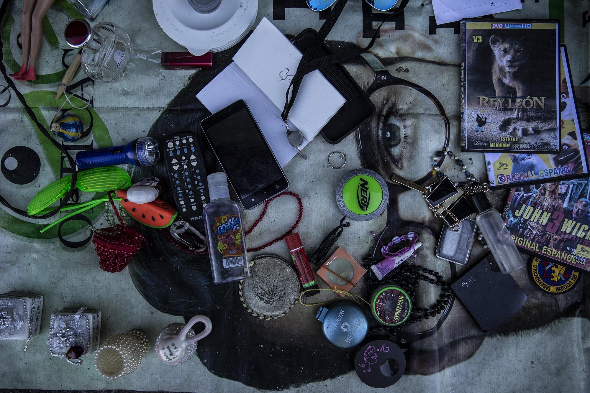 Entre la mercancía de Tomás, el objeto con más valor era un teléfono celular descompuesto. Según él, el aparato sirve a los que reparan dispositivos móviles en el Centro de San Salvador.