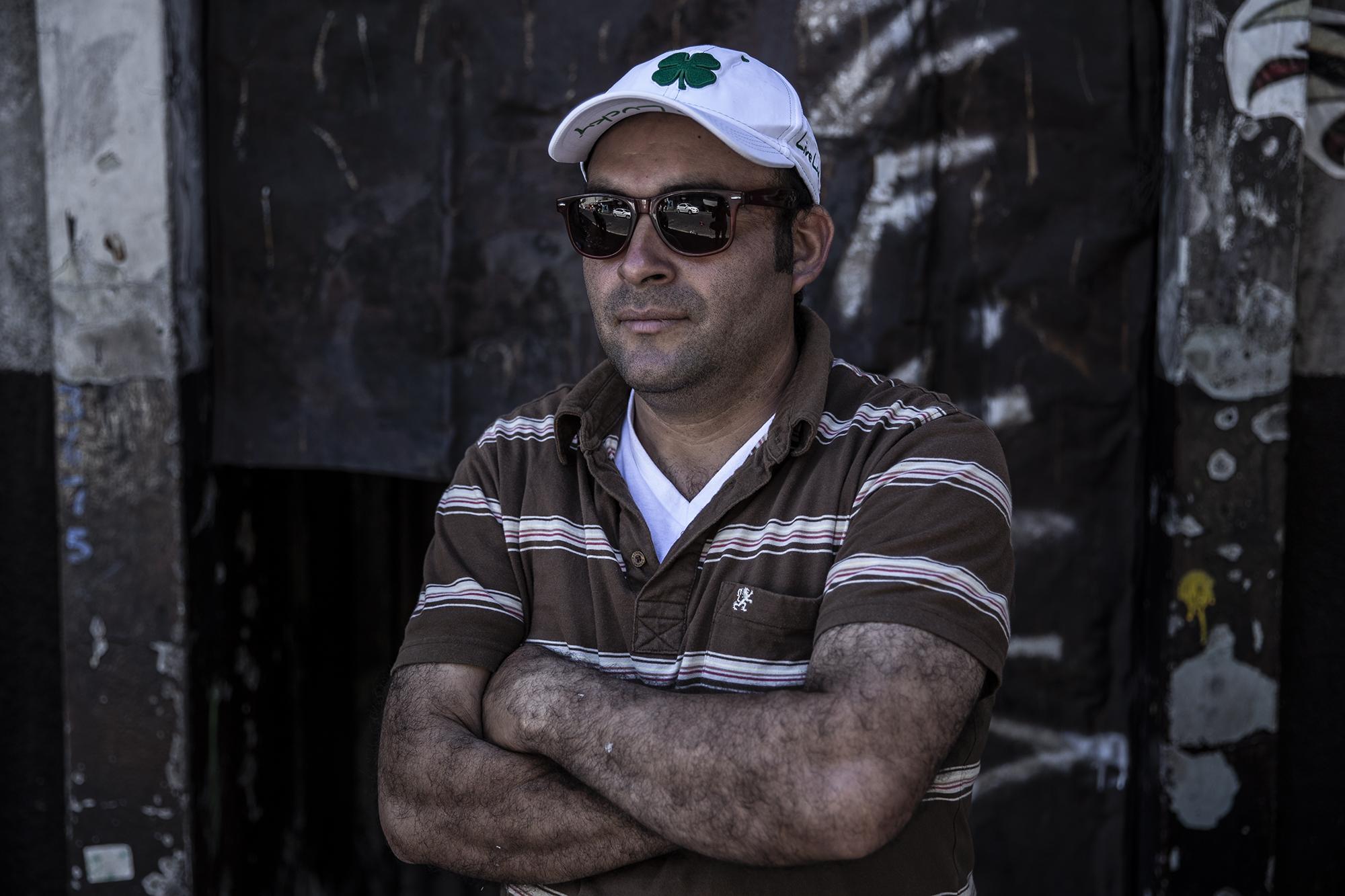 José Alas tiene 40 años de edad y vive en Soyapango. Estudió bachillerato general y su último trabajo fue de repartidor de bebidas en un camión. Desde hace dos años se dedica a la venta informal en la calle. Lleva esos mismos dos años buscando trabajo en el sector formal. 