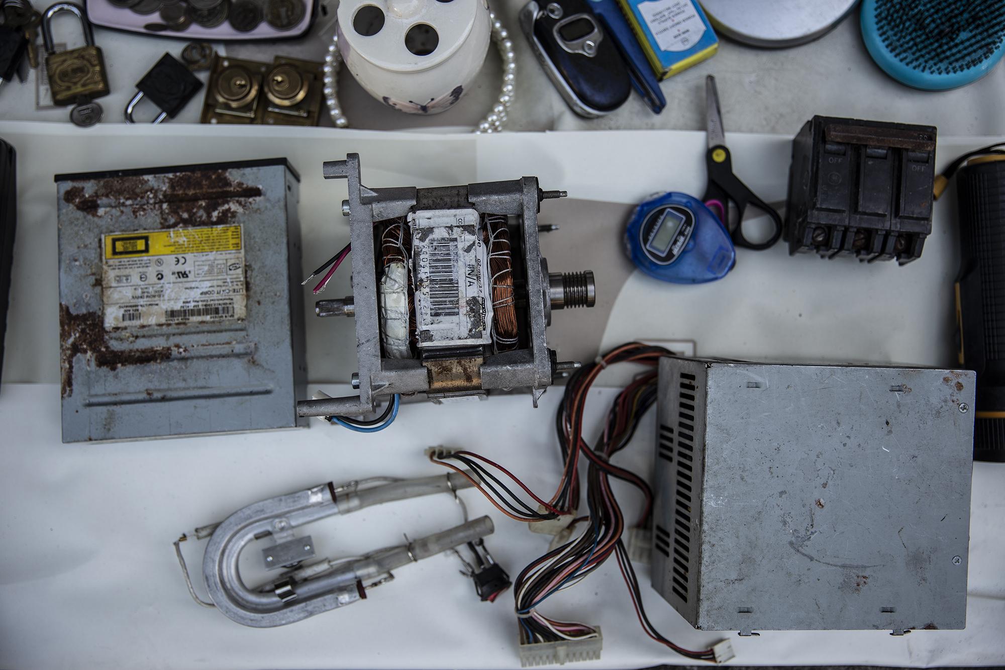 Las piezas más preciadas de José son un motor eléctrico y dos sistemas de sonido que consiguió en una chatarrera. ofrece ambos aparatos por $15. 