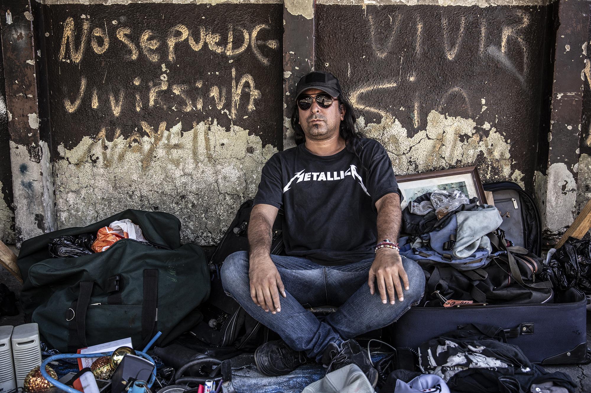 Walberto Escalante tiene 45 años de edad y desde hace tres años es un vendelotodo. 