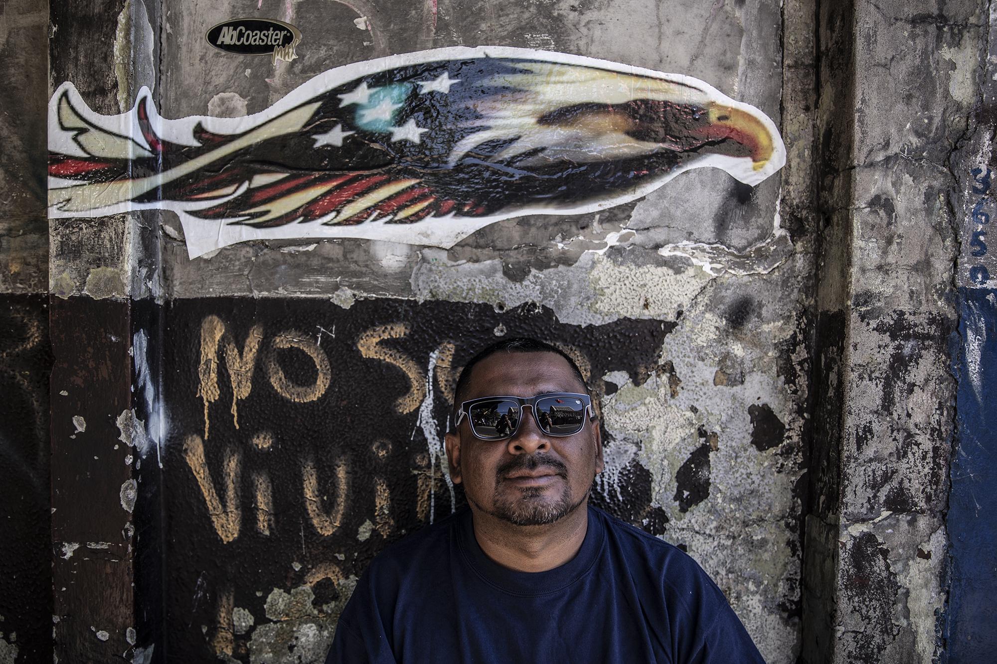 Nelson Molina vivó 14 años en Sacramento, California. En el año 2013 fue arrestado y deportado por conducir en estado de ebriedad. Cuando llegó a El Salvador consiguió trabajó en un call center.. Hace un año fue despedido. 