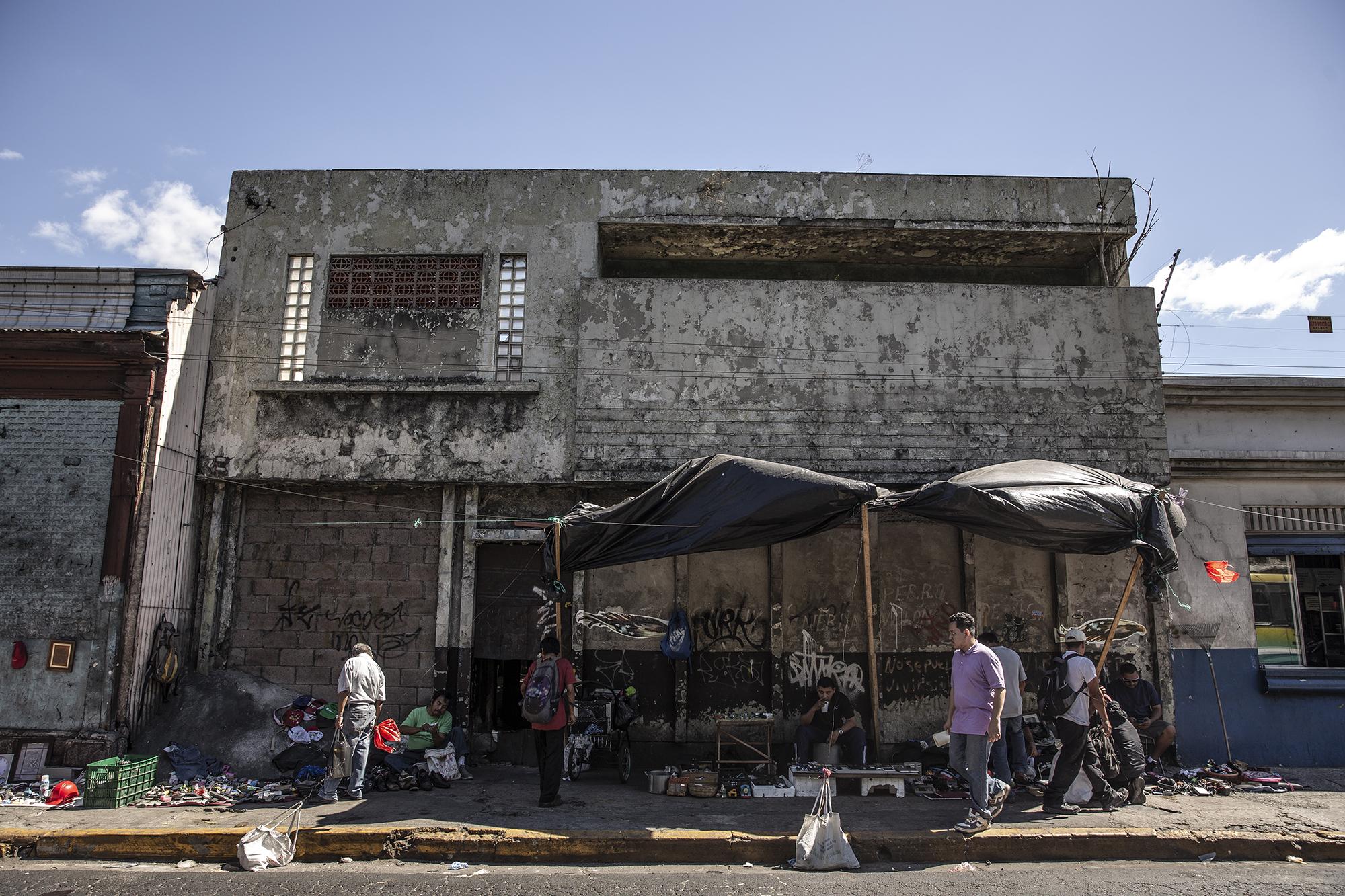 El puesto de los vendelotodo está sobre la acera en la 8° Avenida Sur, atrás de la iglesia El Rosario. Ellos permanecen ahí desde las 8:00 de la mañana hasta las 5:00 de la tarde.