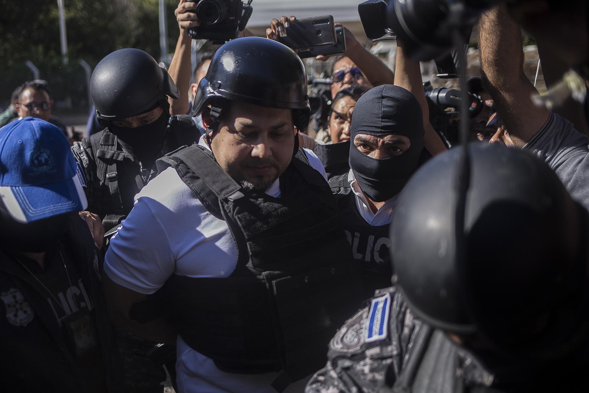 El ex diputado suplente por el PCN, Roberto Carlos Silva Pereira , fue extraditado al país en un vuelo federal de Estados Unidos. Silva Pereira es acusado de cohecho y lavado de dinero. Además es acusado de ser el autor intelectual del asesinato de tres diputados salvadoreños en territorio guatemalteco en el año 2006. Silva Pereira es trasladado cerca de la pista del aeropuerto internacional monseñor Romero, en San Luis Talpa, La Paz. Foto: Víctor Peña.