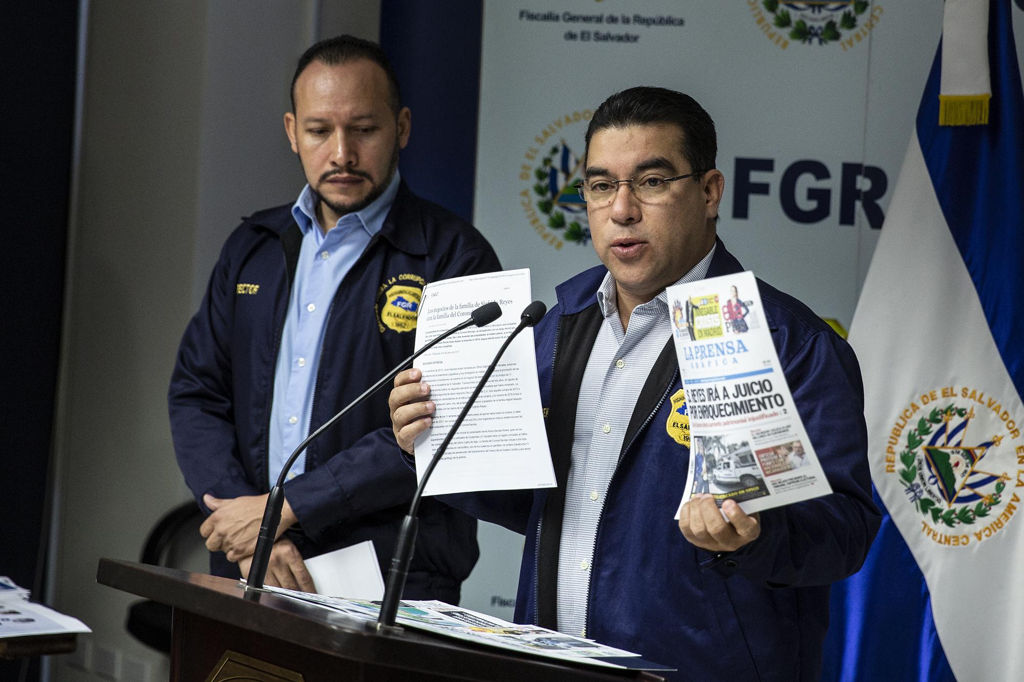 El Fiscal General de la República, Raúl Melara, muestra una portada de La Prensa Gráfica y en su mano derecha sostiene una versión impresa de la investigación realizada por El Faro en la que se vinculan los negocios de la familia de Sigfrido Reyes con la familia del Coronel Bercián, este último con un amplio record por narcotráfico. Foto: Carlos Barrera