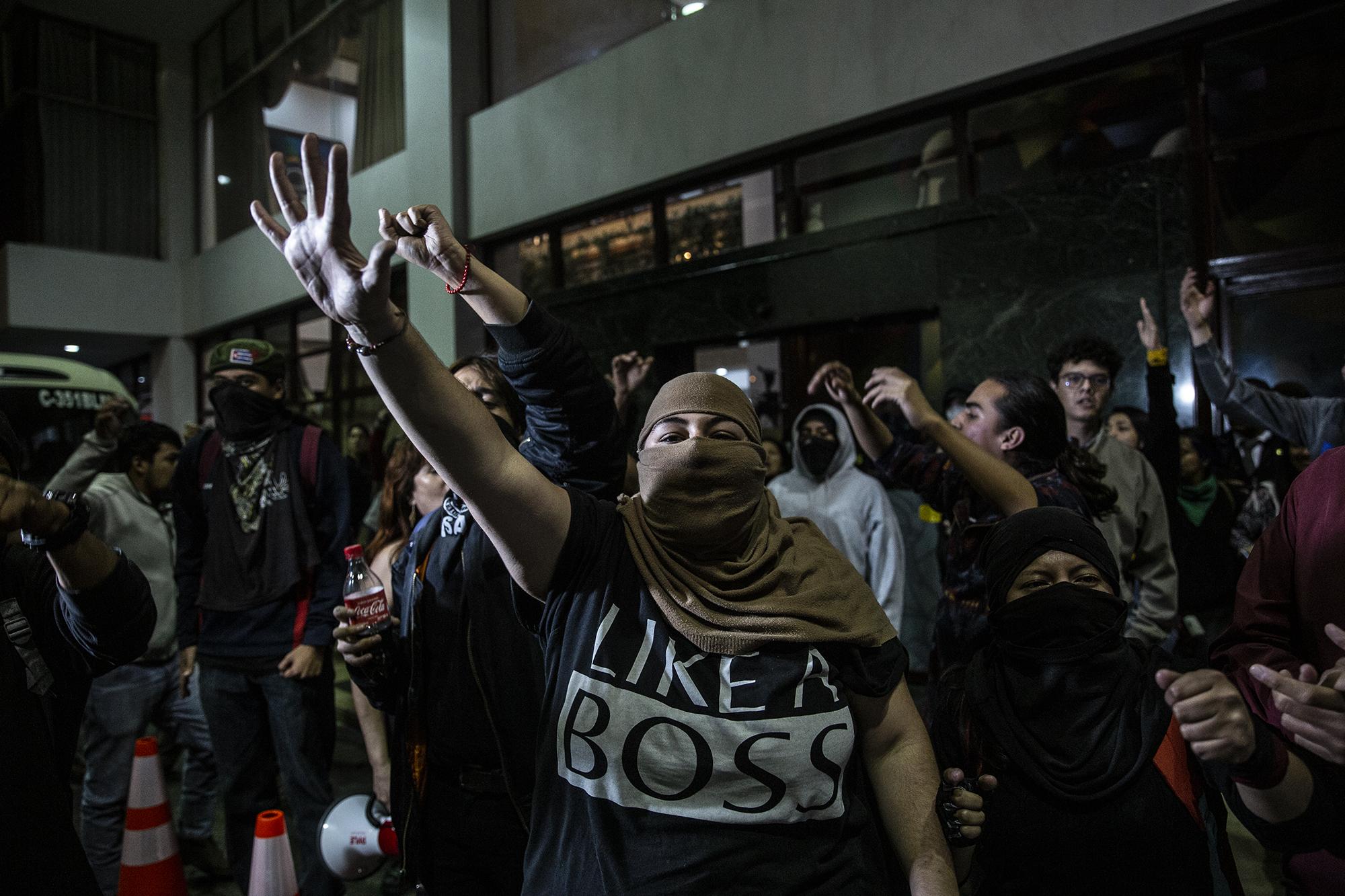 Los estudiantes de la Universidad San Carlos de Guatemala bloquearon durante más de dos horas el acceso al hotel donde se ralizaría la juramentación de Jimmy Morales como diputado del Paralamento Centroamericano, el 14 de enero de 2020. Foto: Carlos Barrera